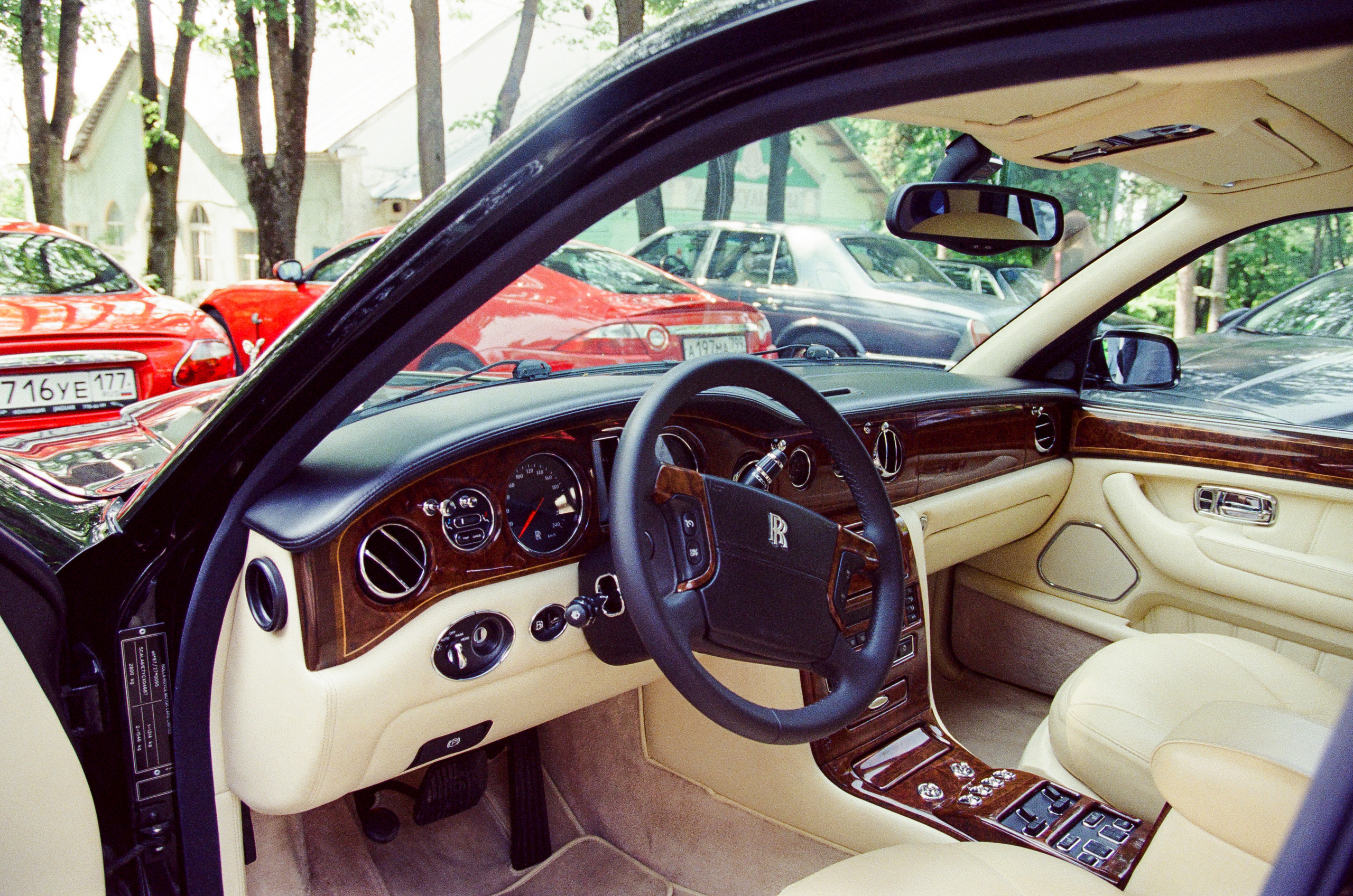 Плёночная фотосъемка автомобиля. Жуков Илья свадебный фотограф в Москве