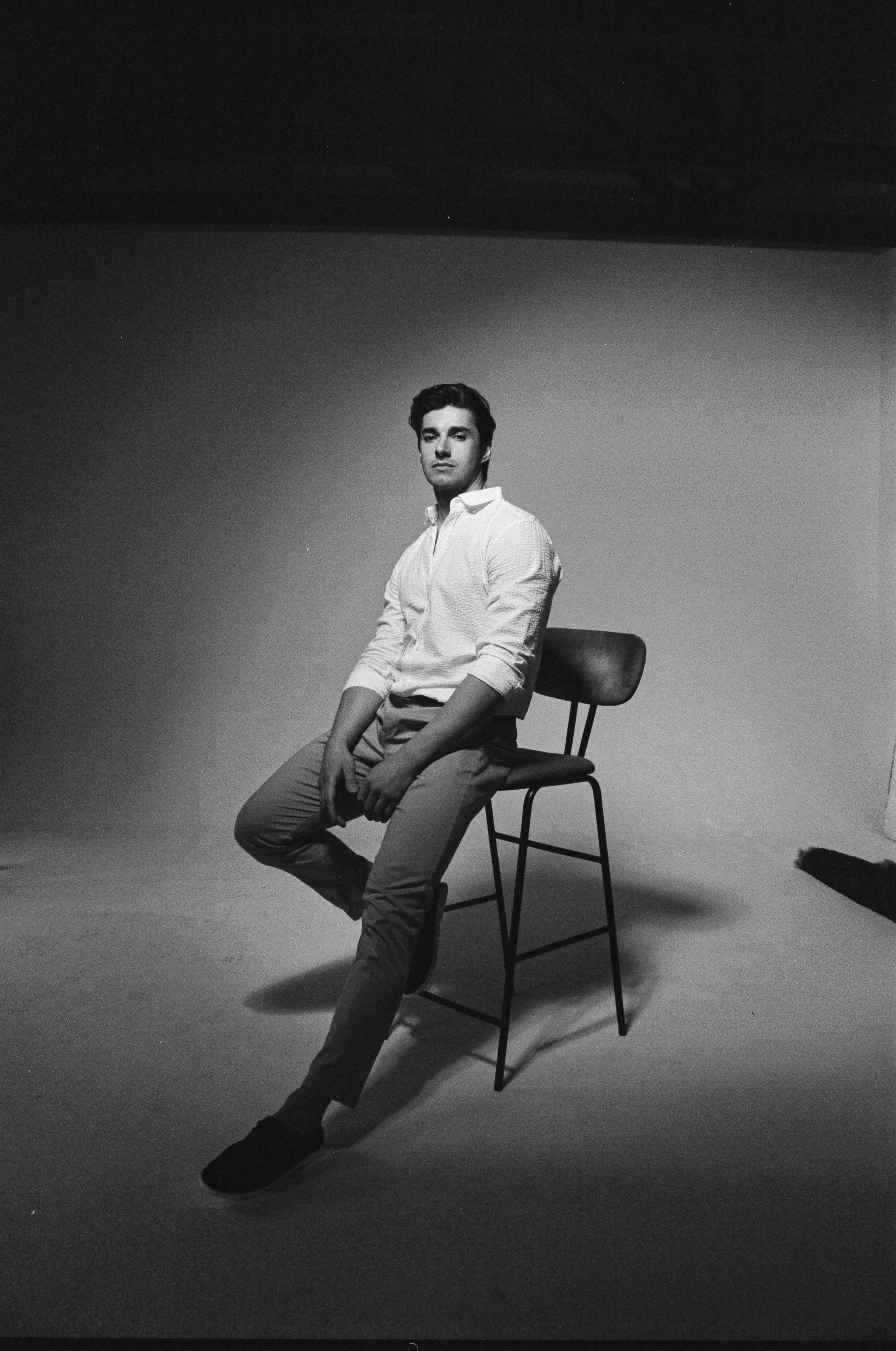 Студийная плёночная съемка парня. Жуков Илья свадебный фотограф в Москве