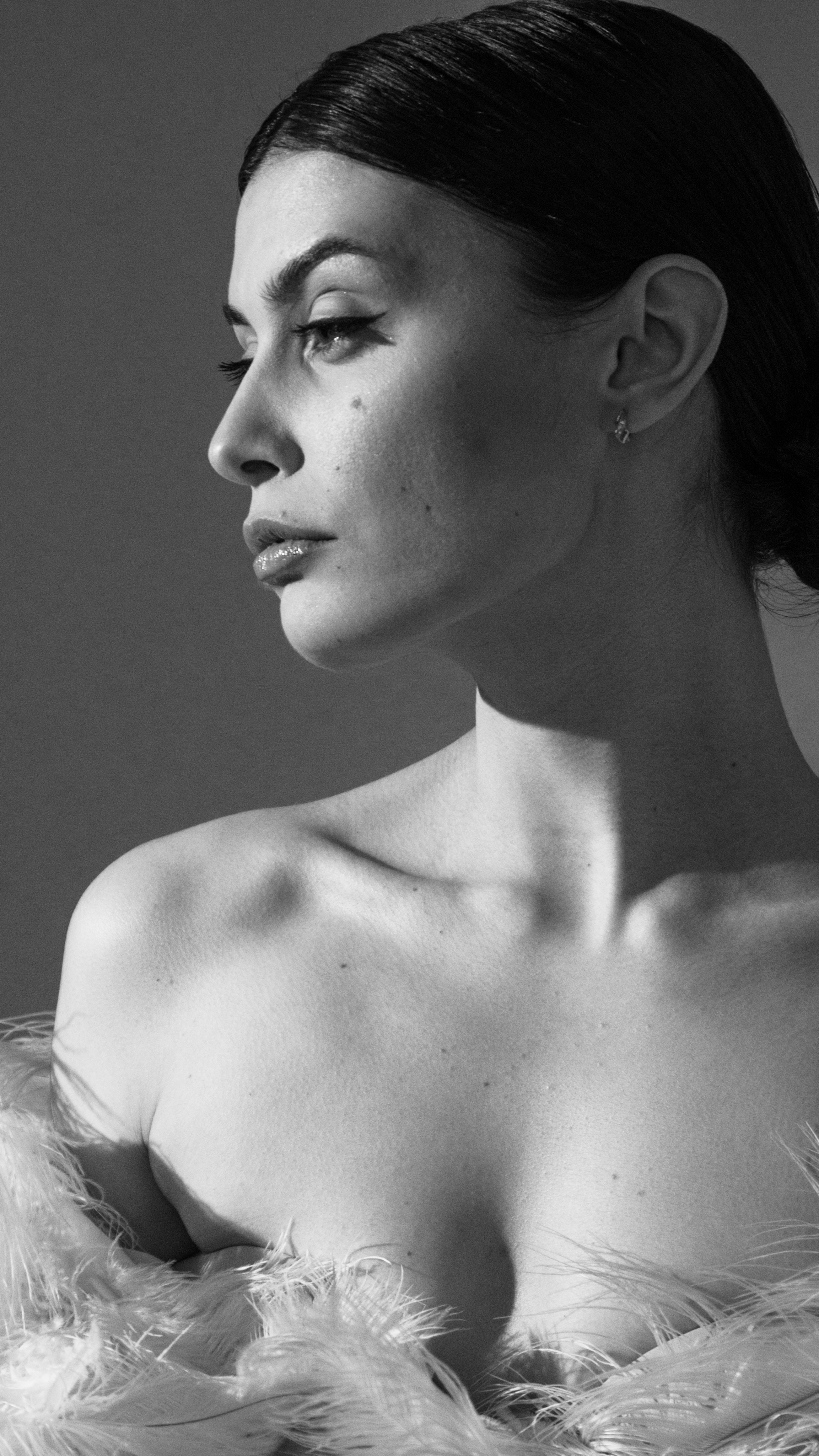 Модель в платье из перьев. Жуков Илья свадебный фотограф в Москве