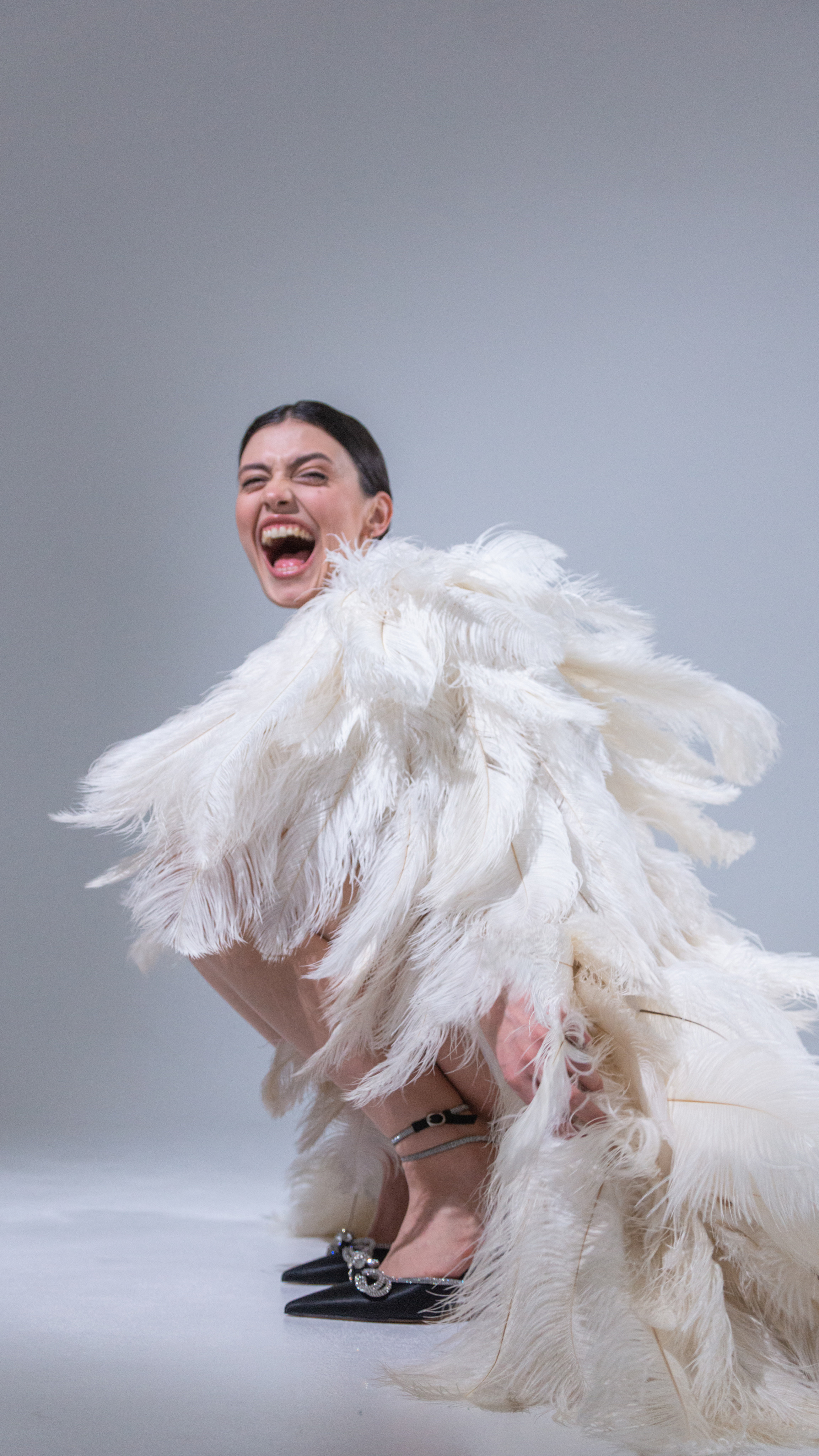 Модель в платье из перьев. Жуков Илья свадебный фотограф в Москве