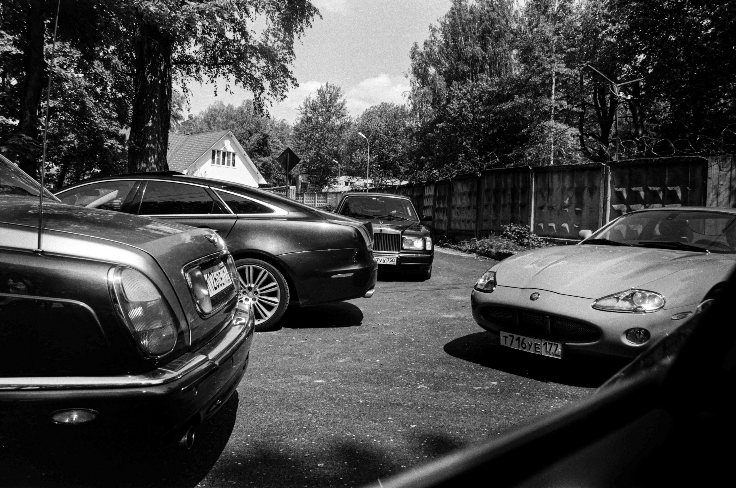 Плёночная фотосъемка автомобиля. Жуков Илья свадебный фотограф в Москве