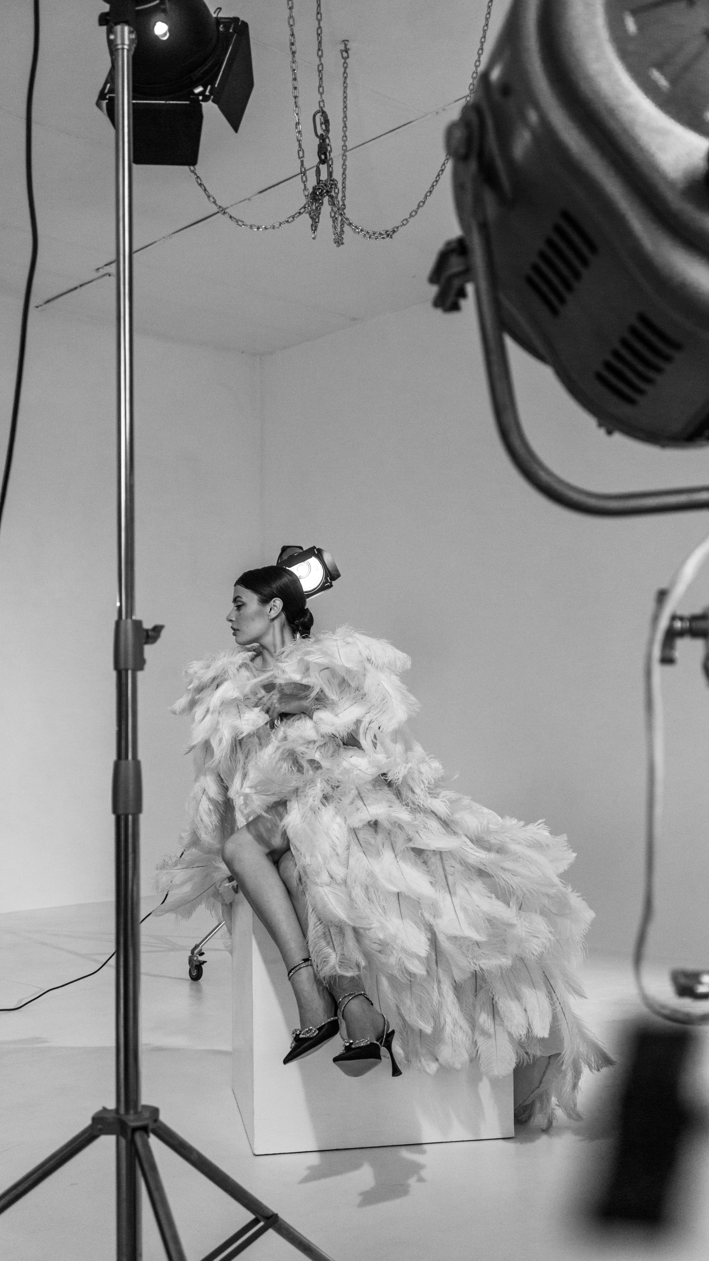 Модель в платье из перьев. Жуков Илья свадебный фотограф в Москве