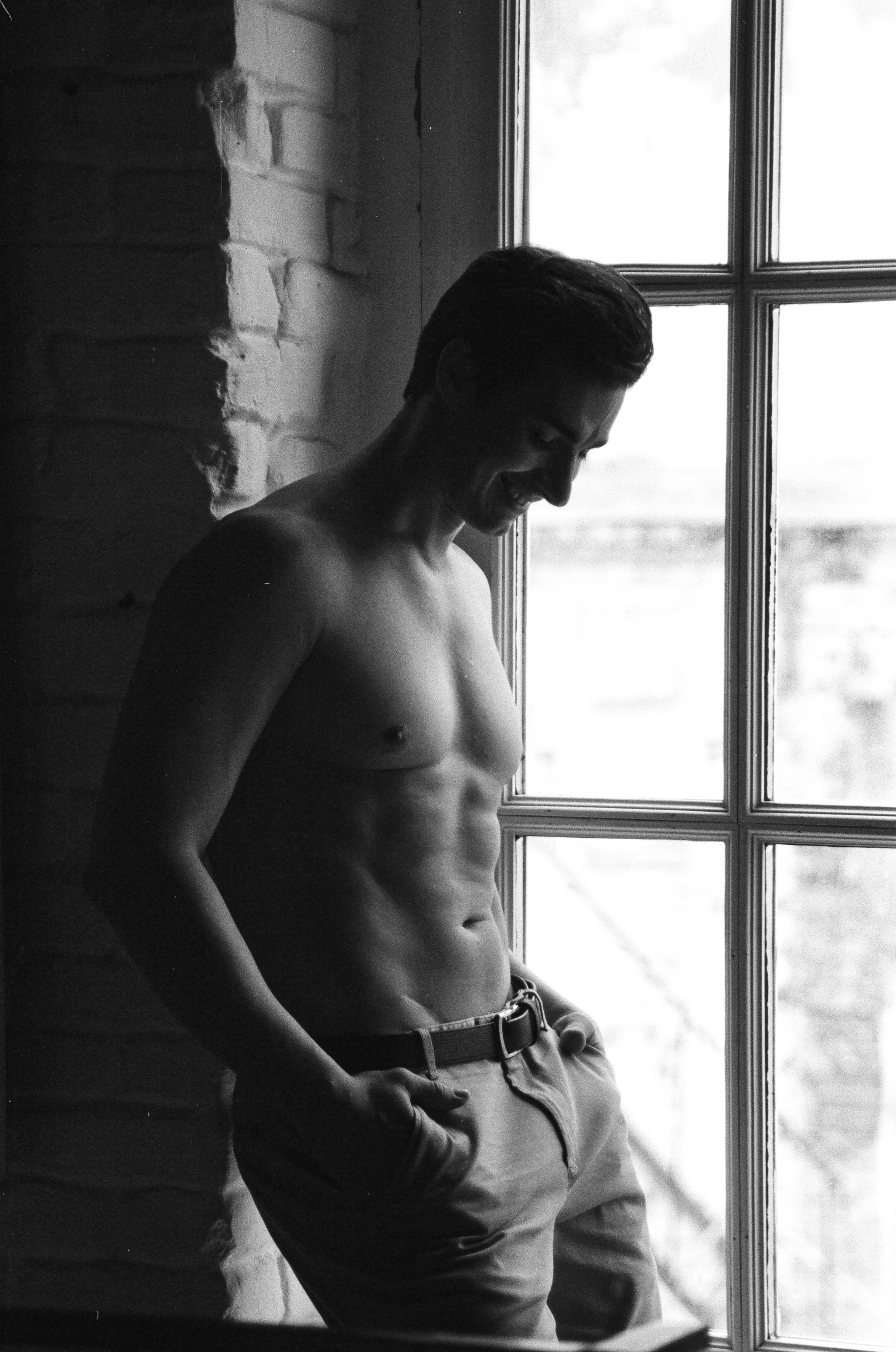 Студийная плёночная съемка парня. Жуков Илья свадебный фотограф в Москве