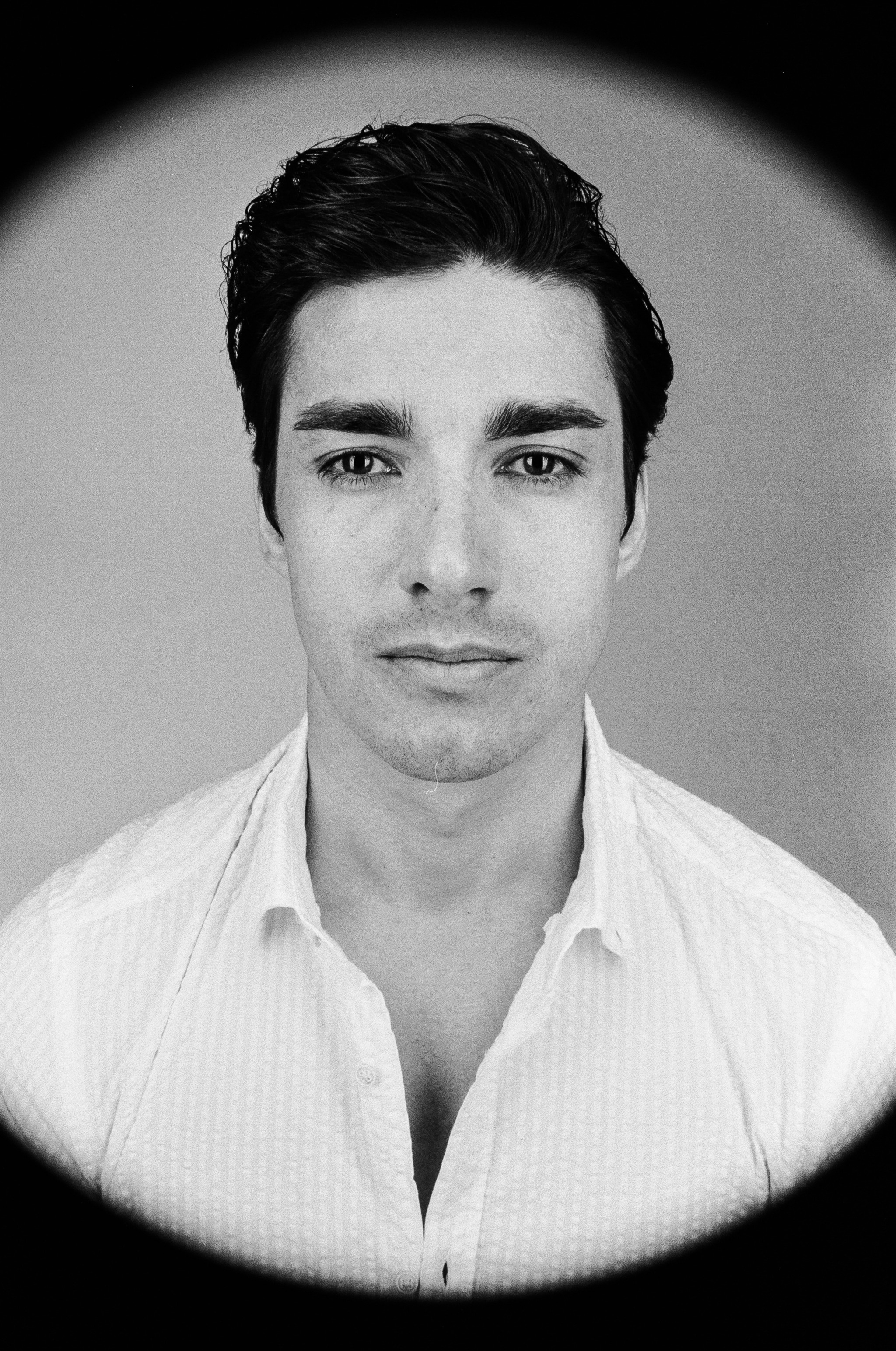 Студийная плёночная съемка парня. Жуков Илья свадебный фотограф в Москве