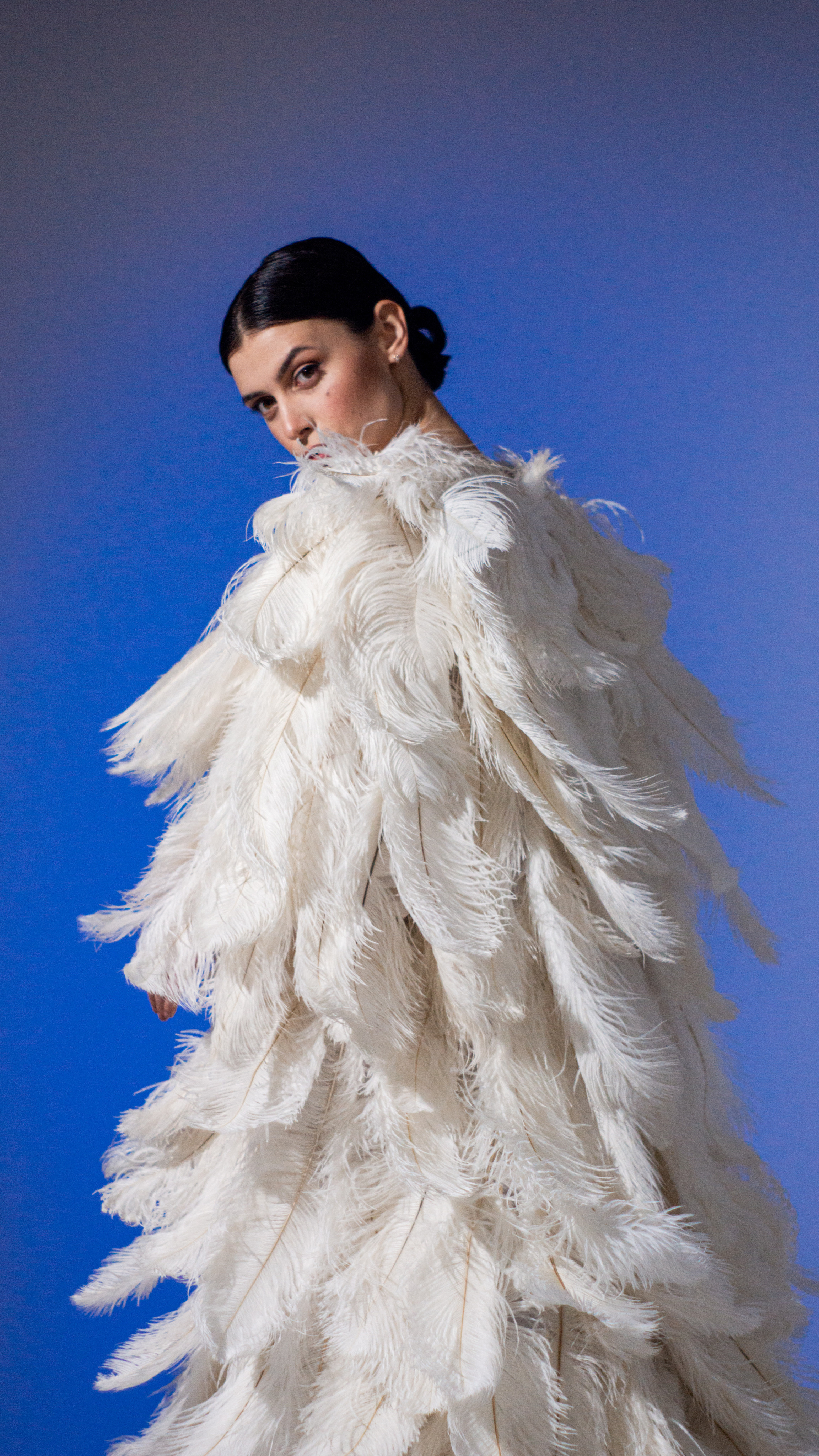 Модель в платье из перьев. Жуков Илья свадебный фотограф в Москве