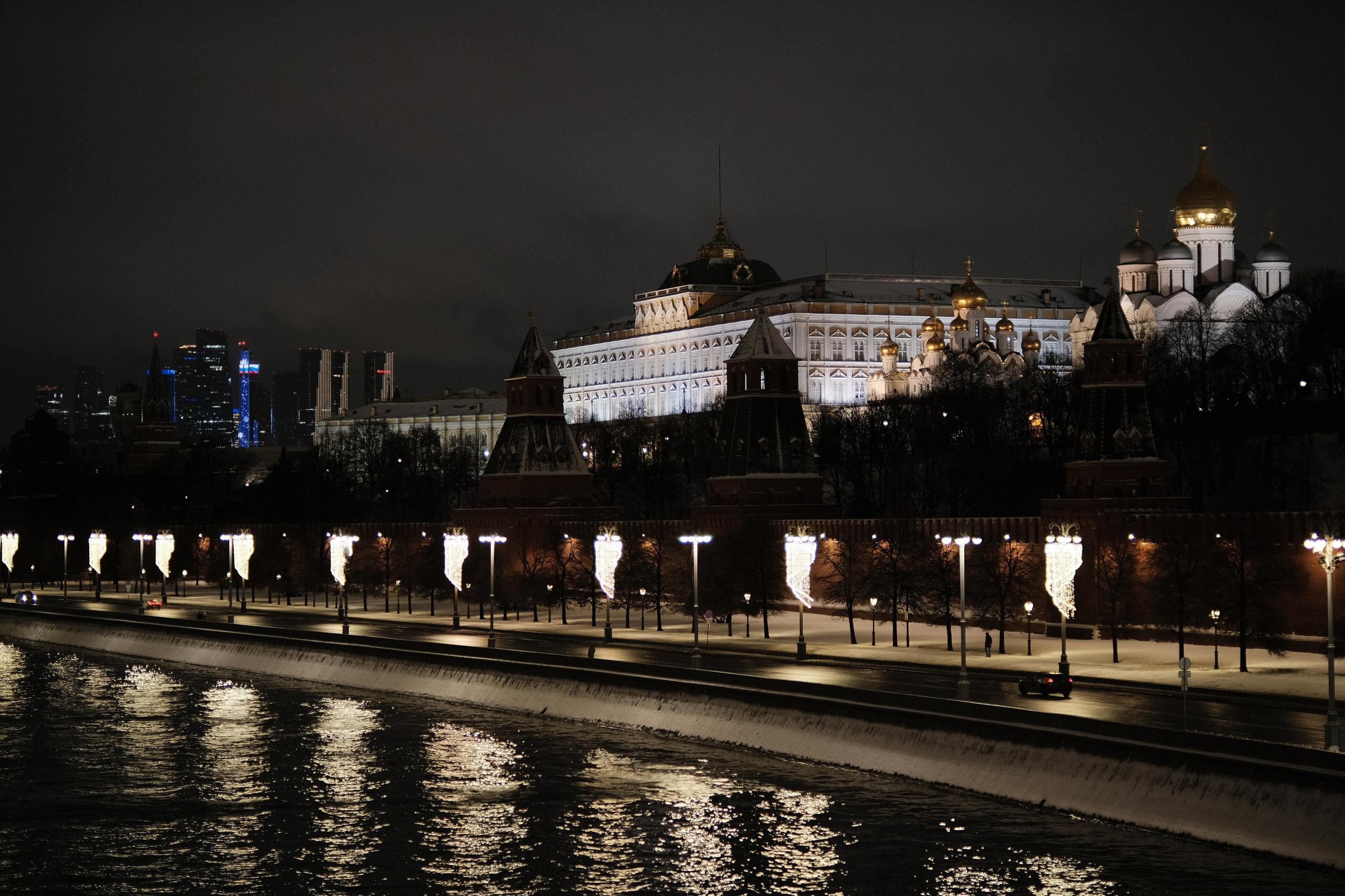 Праздничная Москва 2025, Кремль и Кремлёвская набережная вечером, отражения огней в реке, зимний пейзаж