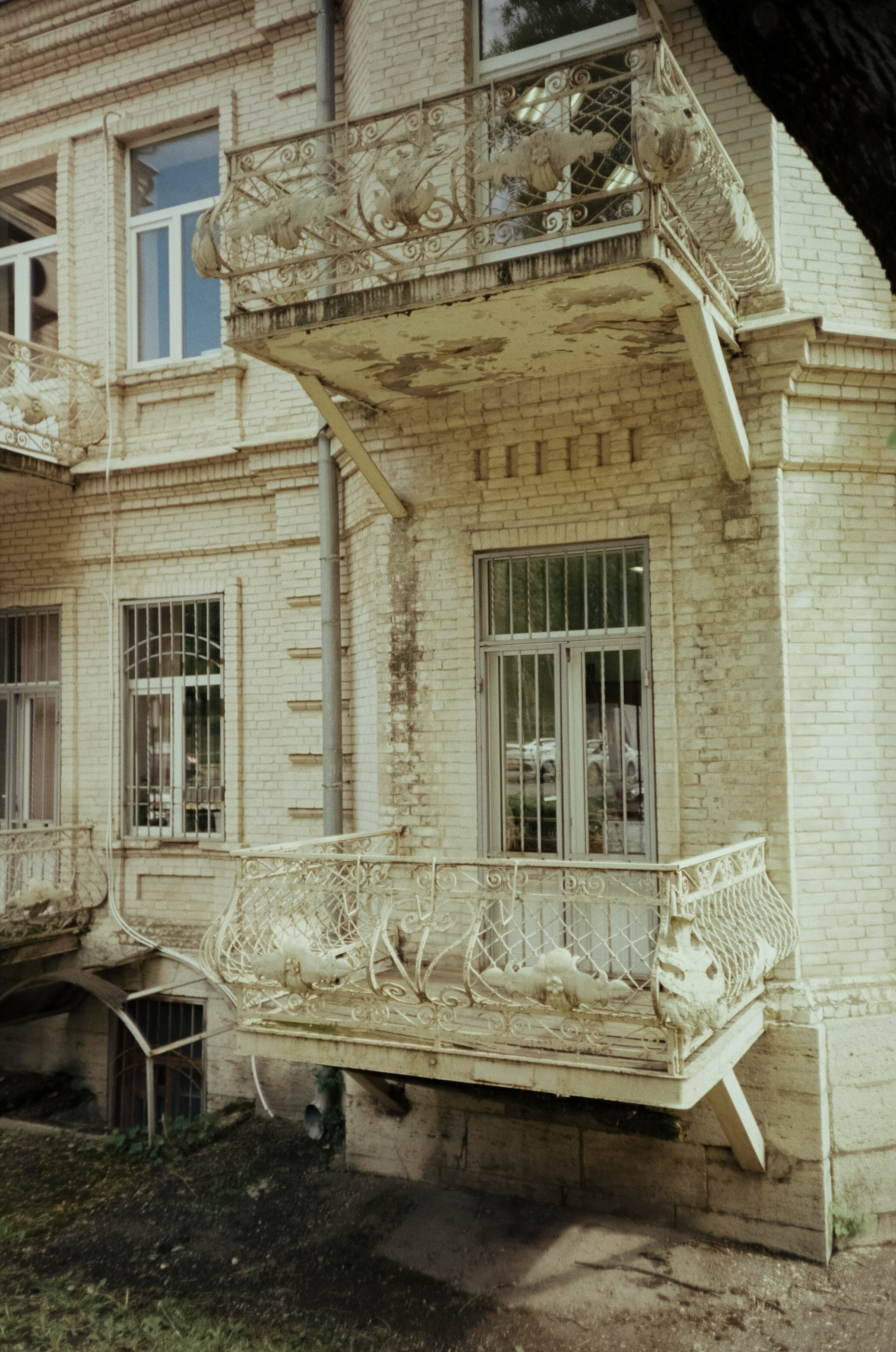 Стрит в Ессентуках. Дворики, дома и кот в окне. Фотограф-документалист Мария Осокина