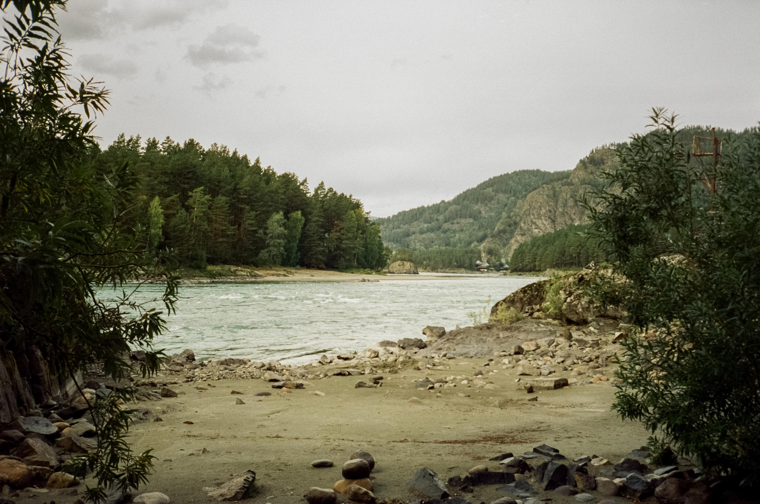 Кызыл-Таш на Катуни. Береговая вышка и скалы. Фотограф-документалист Мария Осокина