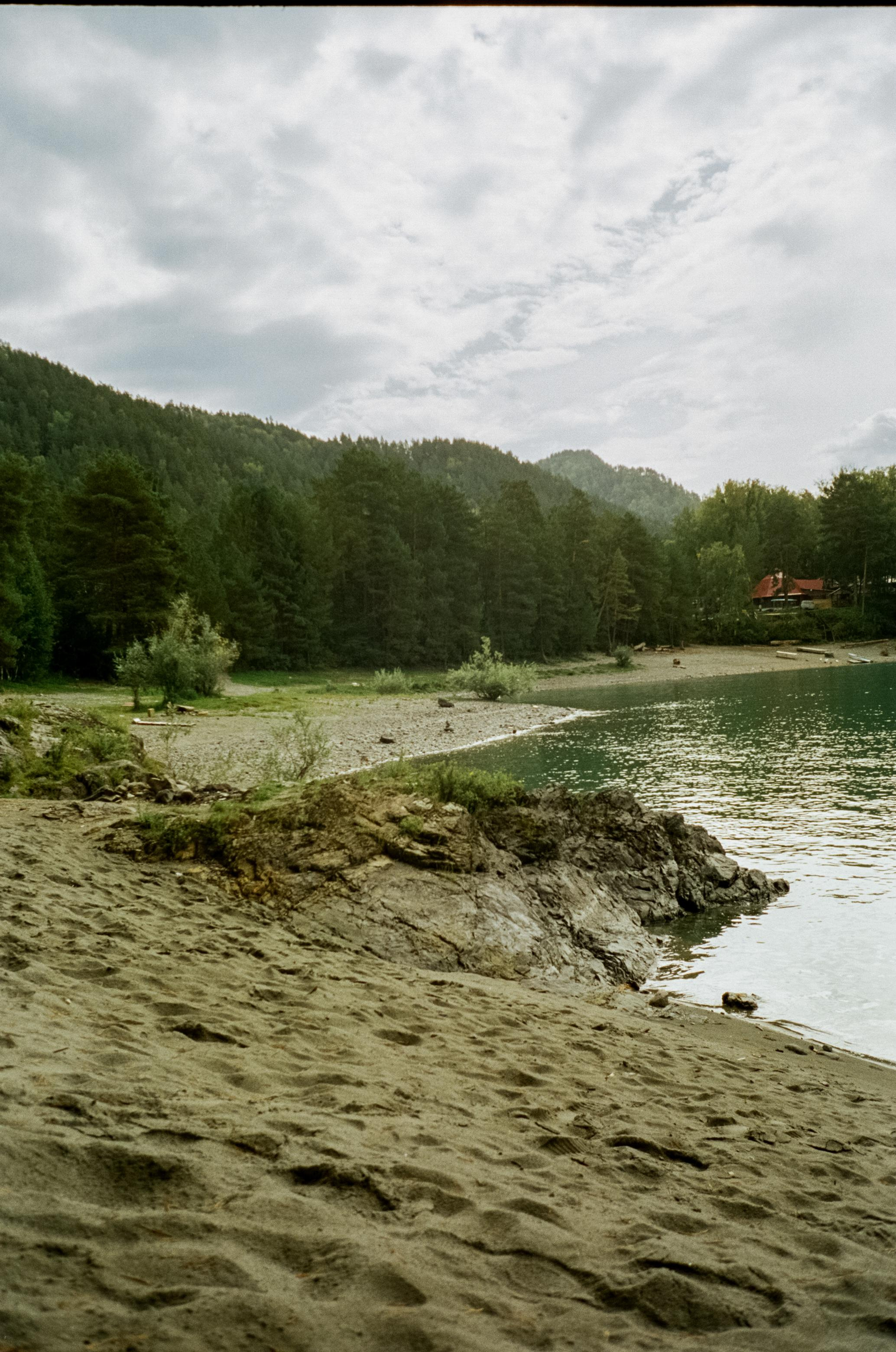 Кызыл-Таш на Катуни. Береговая вышка и скалы. Фотограф-документалист Мария Осокина