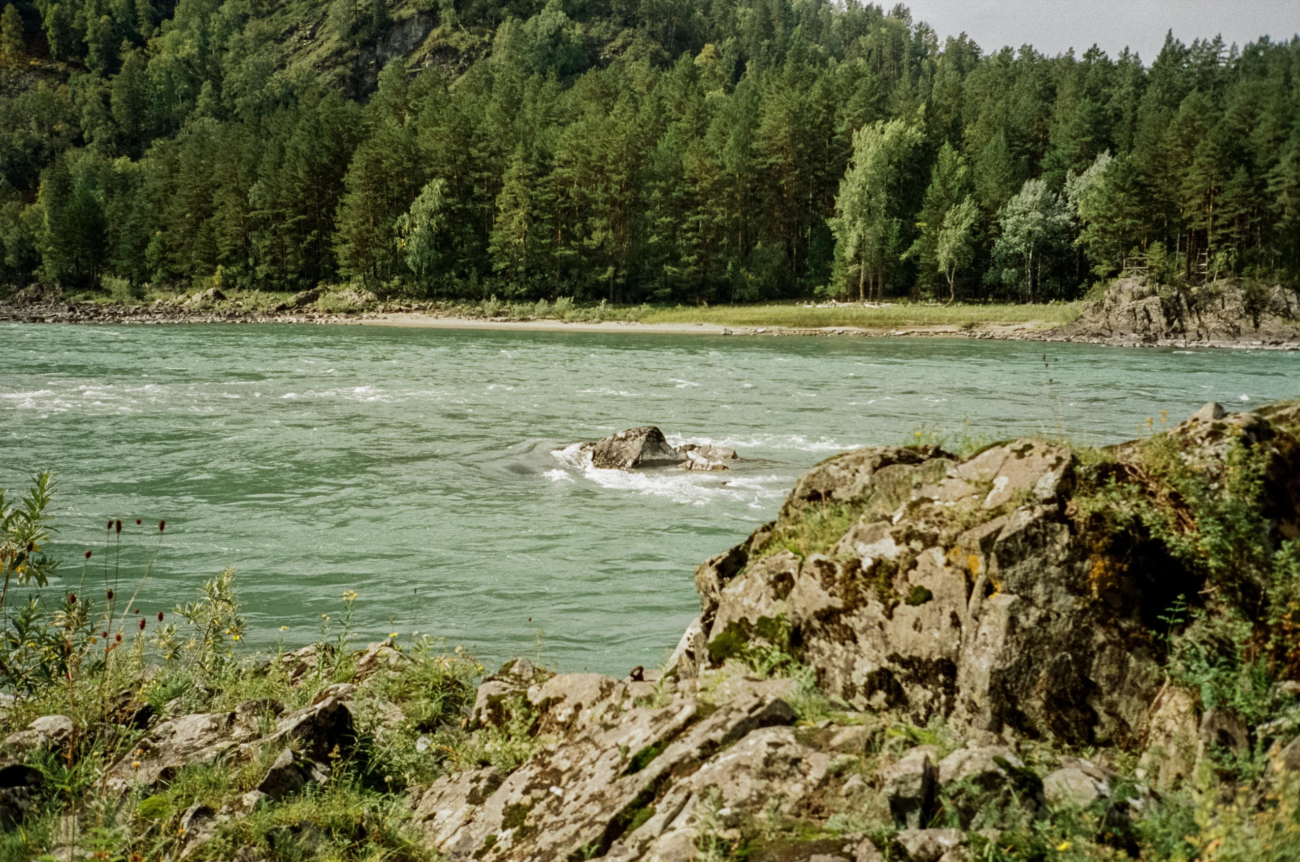 Кызыл-Таш на Катуни. Береговая вышка и скалы. Фотограф-документалист Мария Осокина