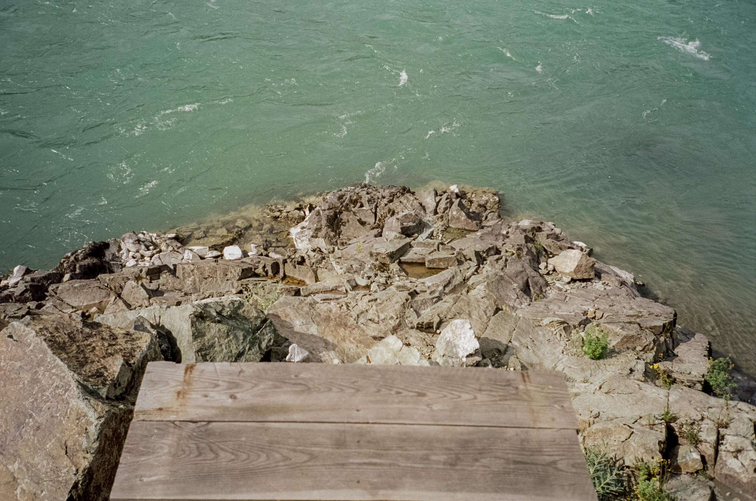 Кызыл-Таш на Катуни. Береговая вышка и скалы. Фотограф-документалист Мария Осокина