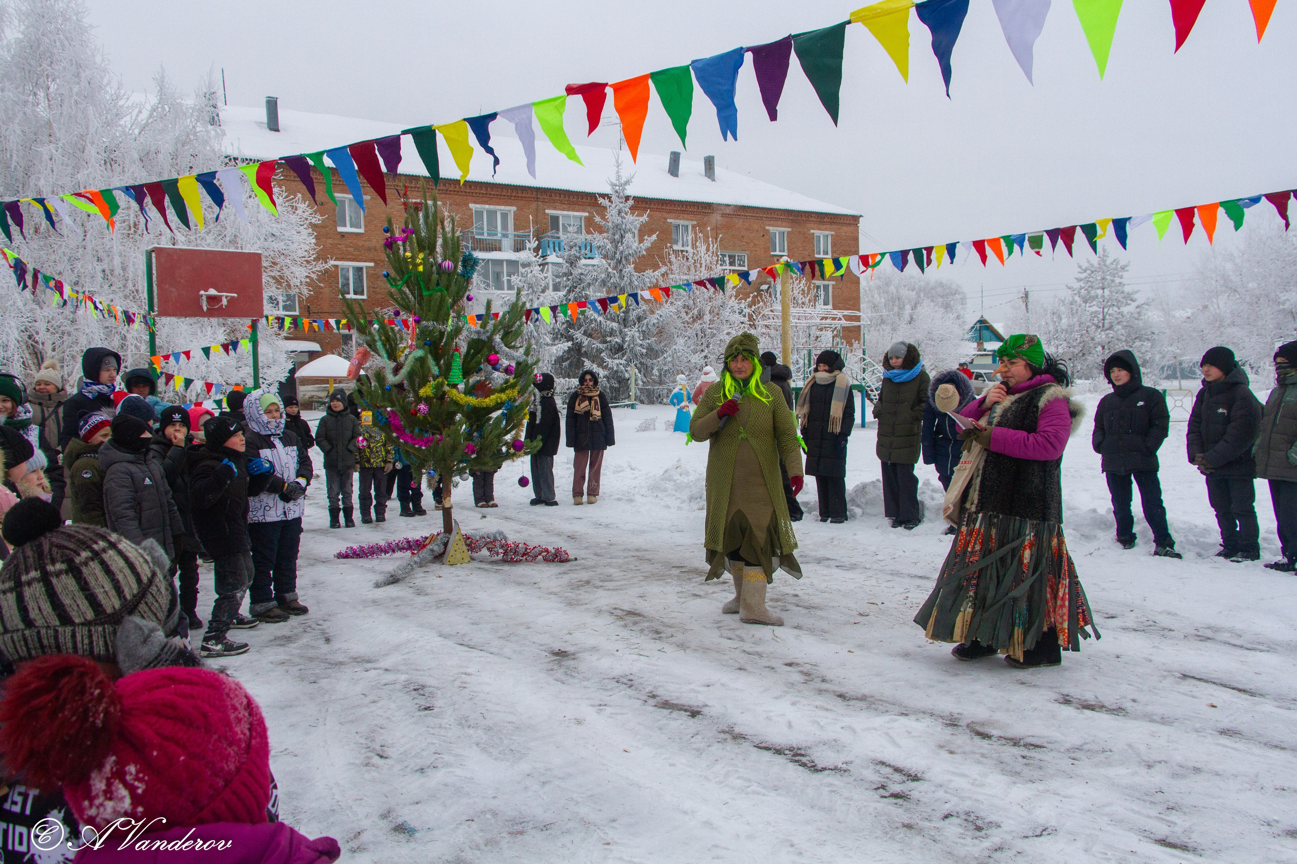 Праздник во дворе, ул. Осташковская-20. Фотограф Омск | Александр Вандеров