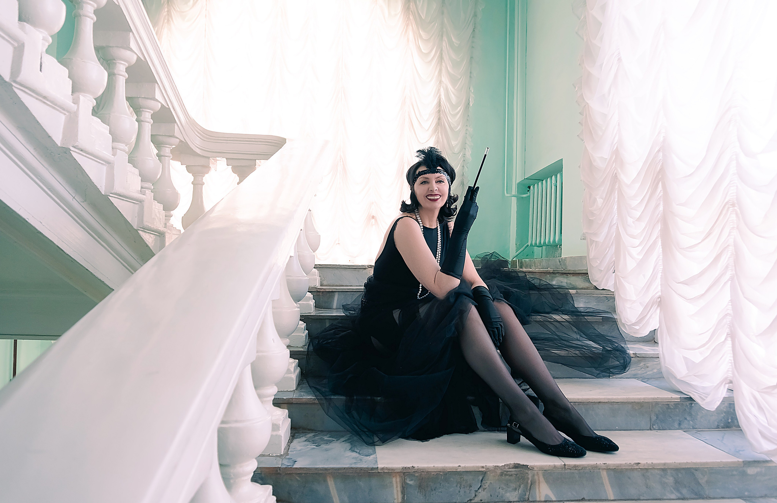 Девушка в стиле ретро, винтаж, Гэтсби на лестнице сидит.