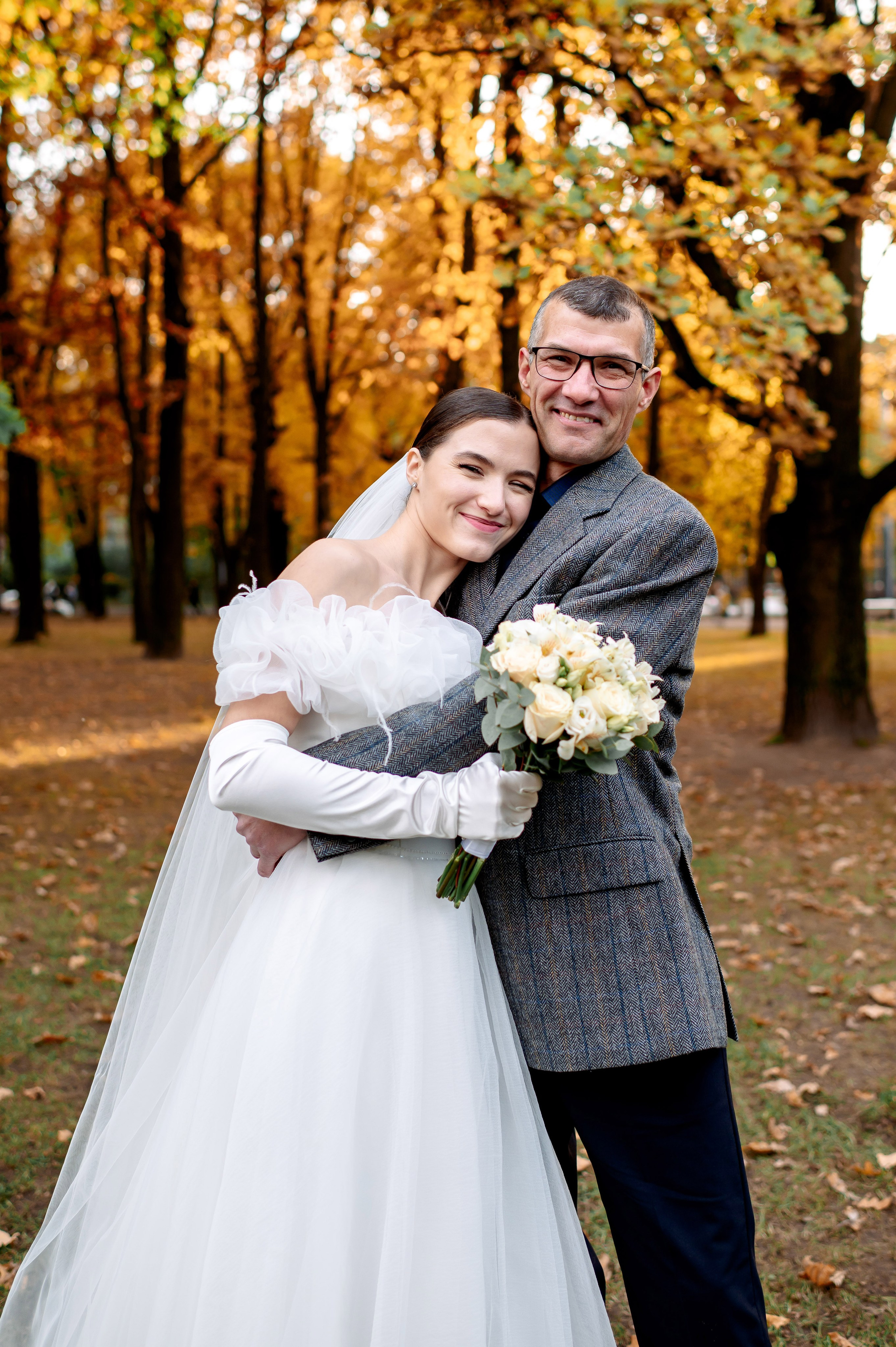 Осенняя великолепная свадебная прогулка жениха и невесты в октябре в Санкт-Петербурге в Михайловском парке и у Атлантов на Миллионной улице. Портретный, семейный и свадебный фотограф в Санкт-Петербурге и в Пушкине Ширяев Денис