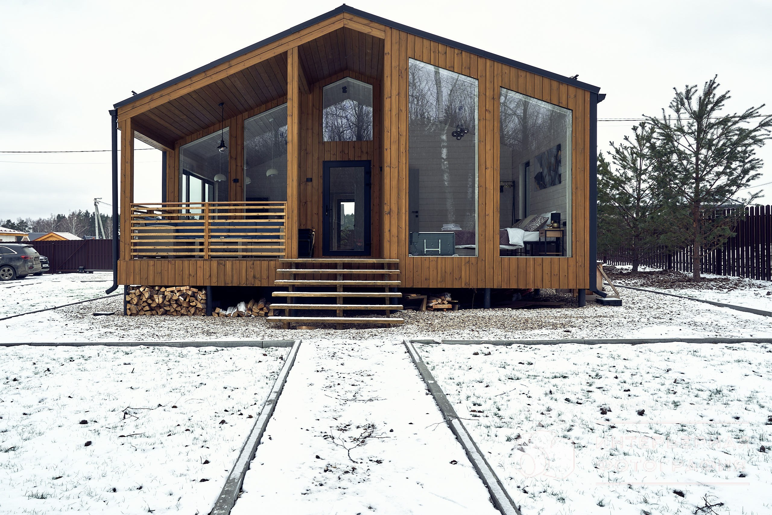 Архитектурная фотография: фронтальный ракурс с террассй и крыльцом загородного дома в Московской области