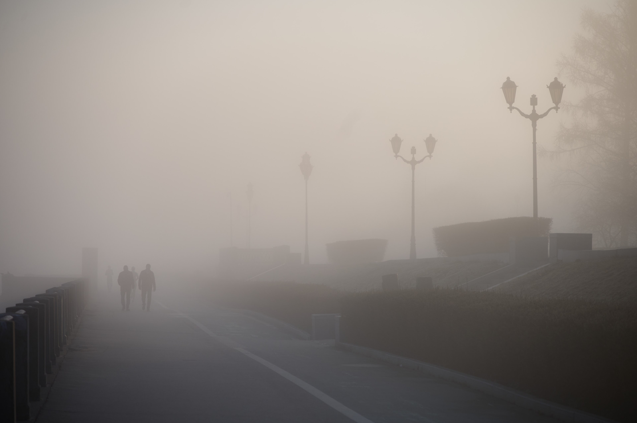 Туман на набережной Волги в Самаре, 8 апреля 2025 года