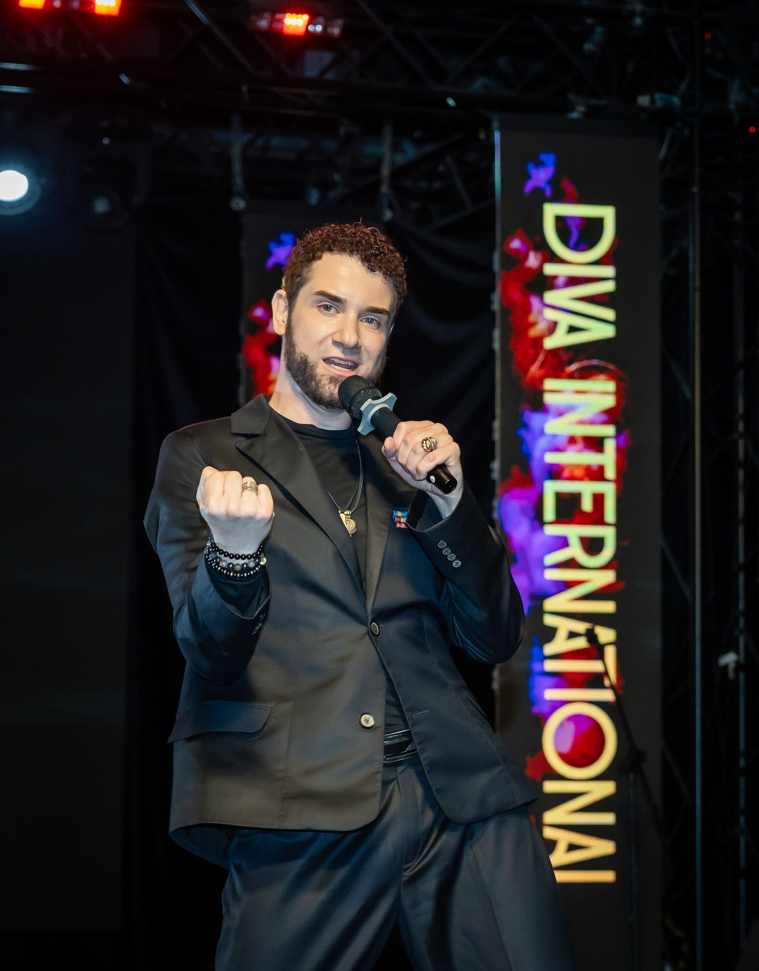 Выступление певца на международном шоу-конкурсе красоты DIVA International 2026