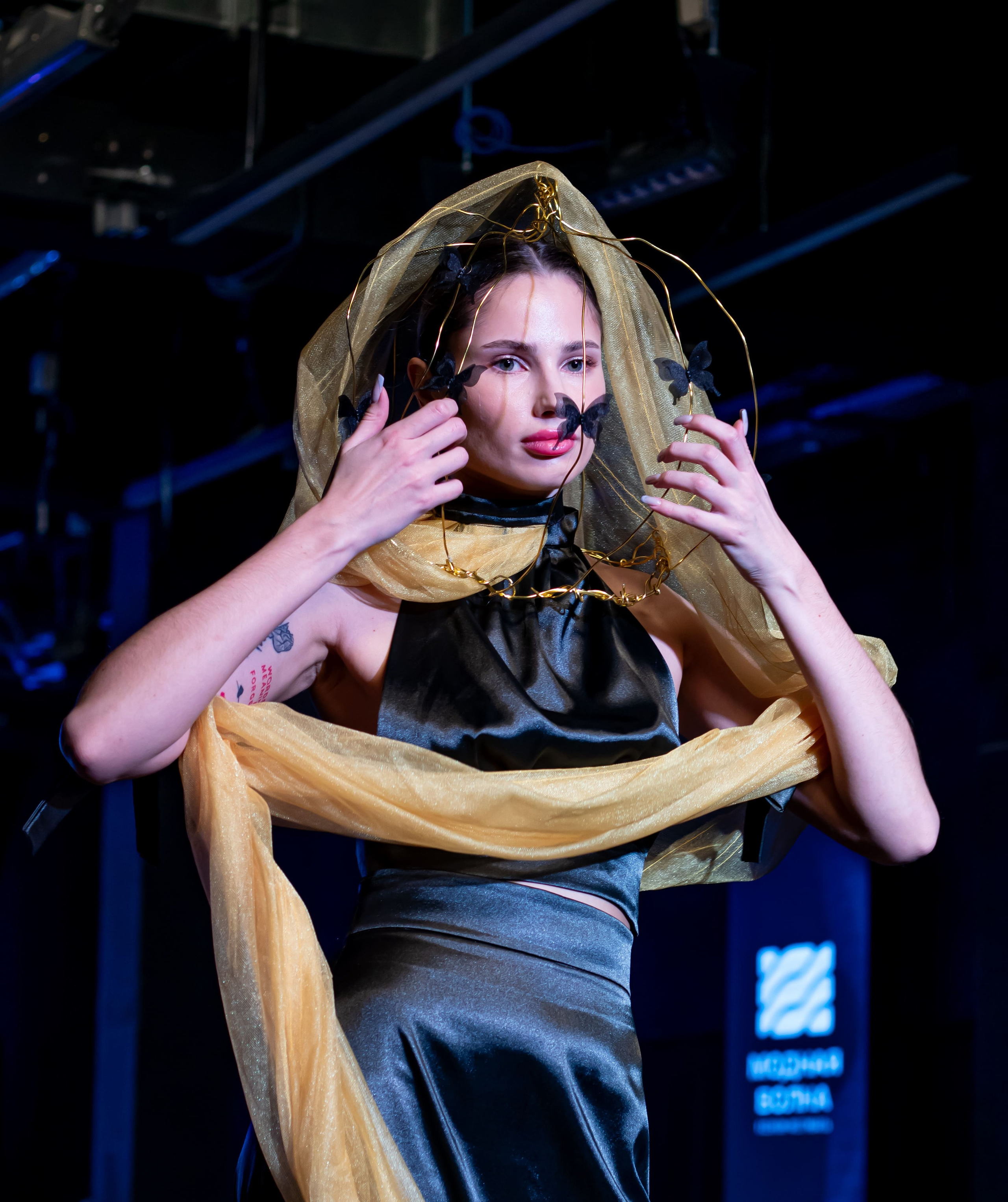 Модель на подиуме в динамичном образе — фотосъёмка fashion-показа «Модная волна», Москва