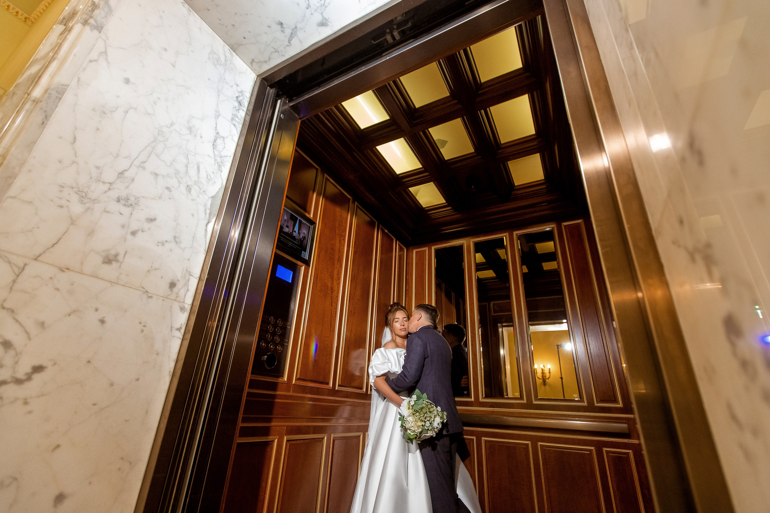 Свадебная фотосессия в отеле Four Seasons. Свадебный и семейный фотограф Алексей Аверин