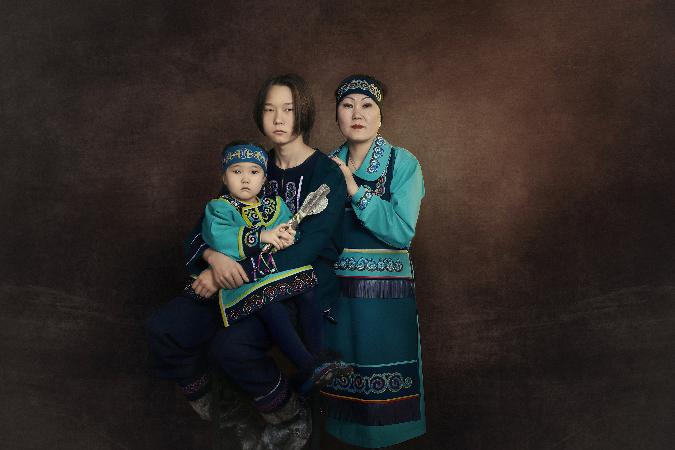 Мама и дети в этнических костюмах фотосессия в студии