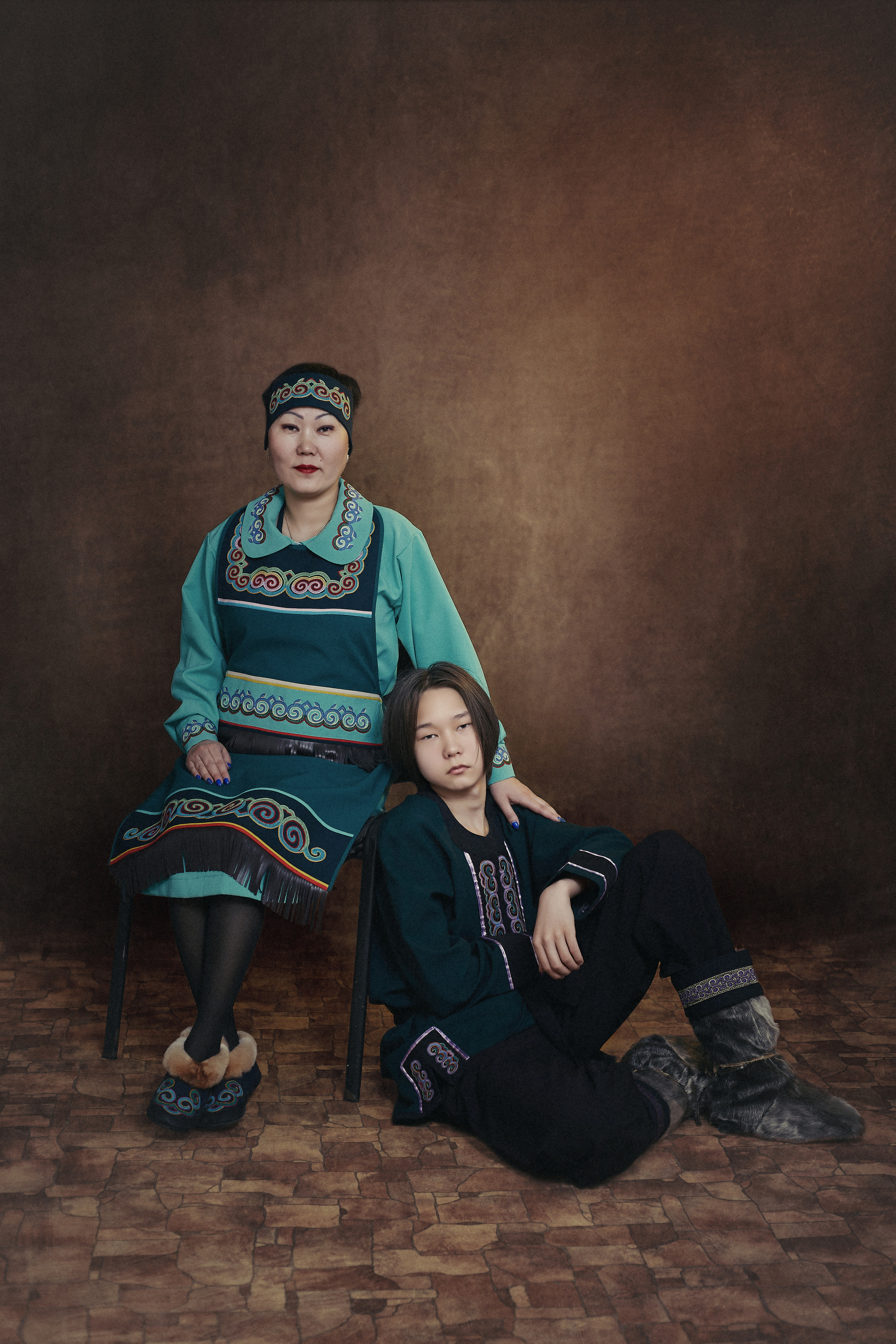 Мама и сын в национальных костюмах