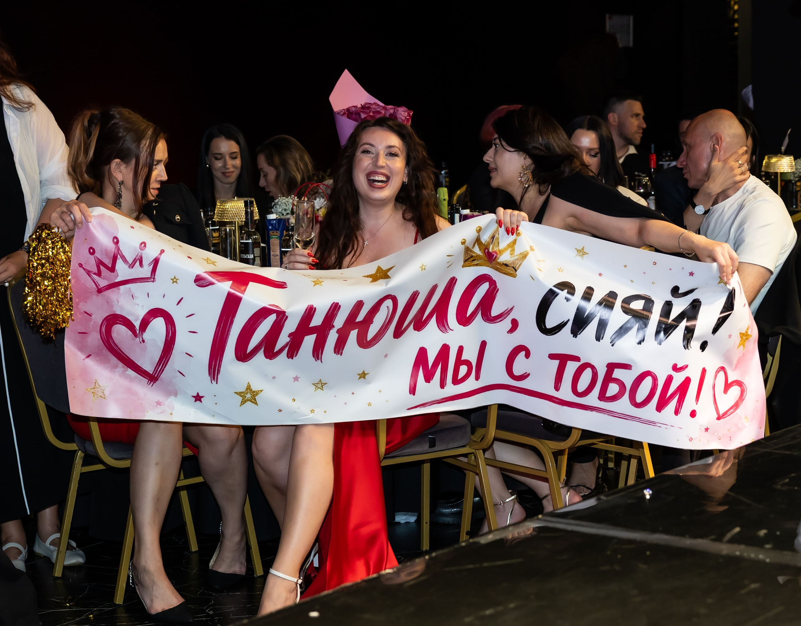 Участницы международного конкурса красоты DIVA International 2026 с баннером поддержки