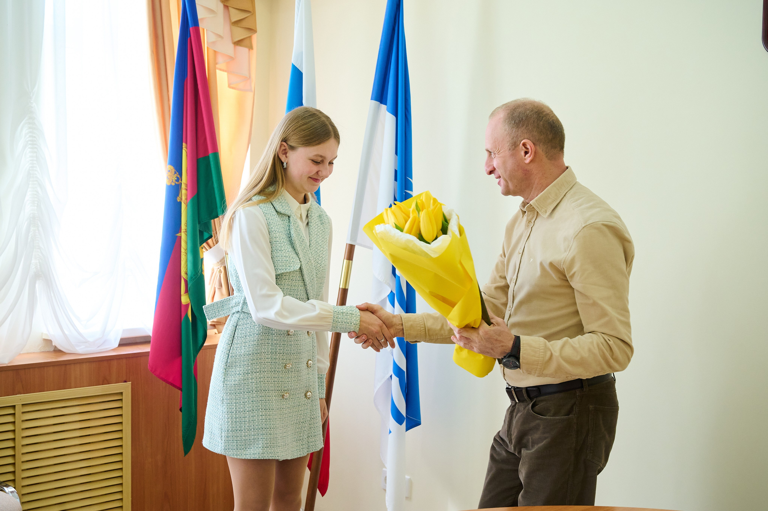 Поздравления девочкам Кабардинки от Главы округа Кялова Г.Е. Жизнь курорта Кабардинка в фотографиях