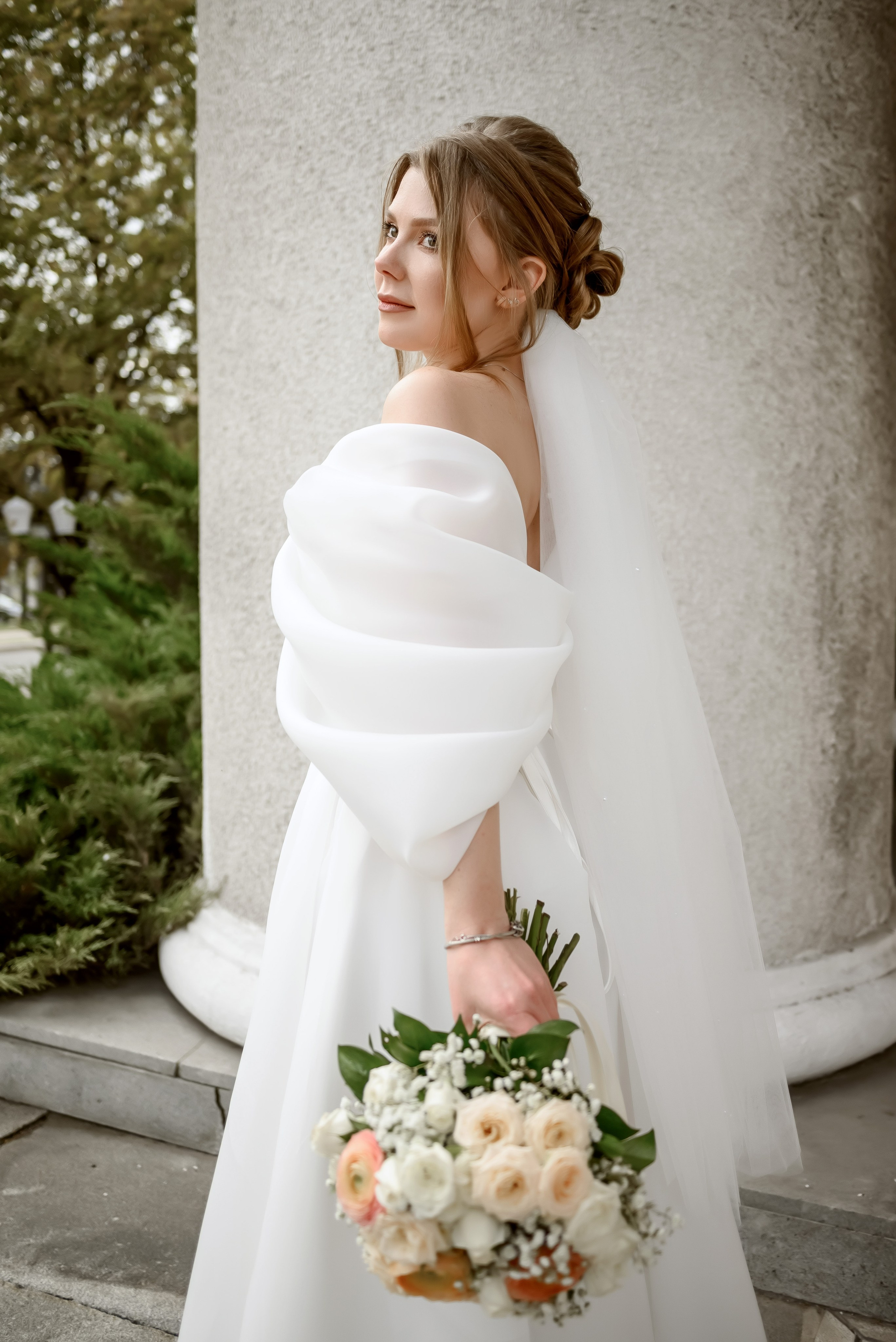 Свадебная прогулка в центе города. Юлия Басня семейный и свадебный фотограф в Донецке