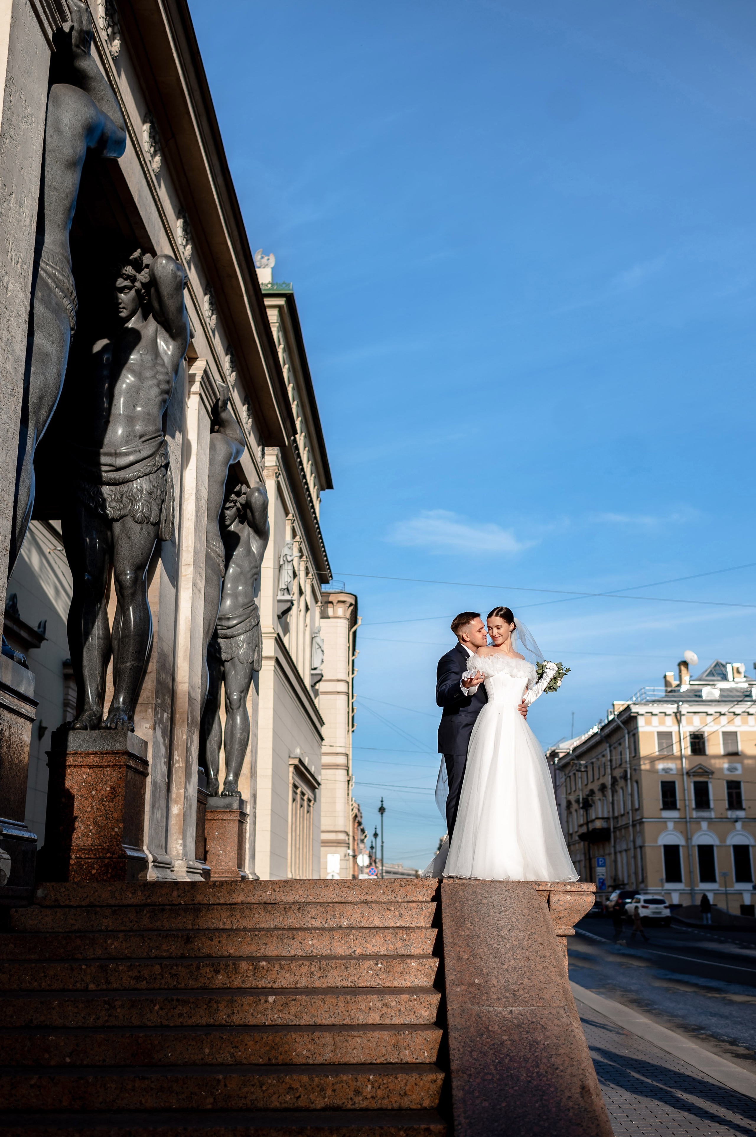 Осенняя великолепная свадебная прогулка жениха и невесты в октябре в Санкт-Петербурге в Михайловском парке и у Атлантов на Миллионной улице. Портретный, семейный и свадебный фотограф в Санкт-Петербурге и в Пушкине Ширяев Денис