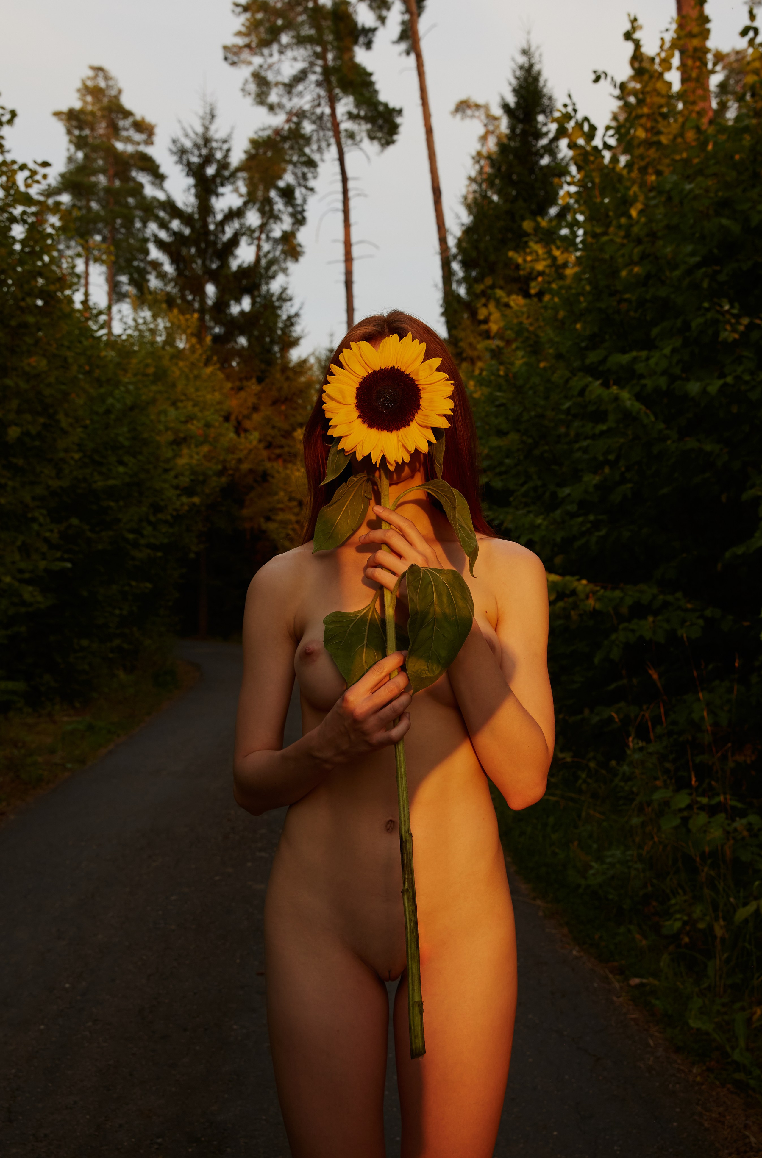 Abstract nude female portrait in soft natural light. Focus on form, emotion, and quiet absence. An intimate fine-art nude exploring the space between presence and disappearance. Shot in ambient light with minimalist aesthetic. Размытая ню-композиция. Женское тело в состоянии покоя, абстракция. Минималистичный кадр фрагмента женского тела в контрастном свете. Художественная ню-фотография, игра текстур. Художественный портрет обнажённой женщины. Светлая сцена, ню-фотография, атмосфера статуи и тишины. Ню в тёплом освещении, женская фигура в статичной позе. Художественное изображение тела, текстуры и свет. фотограф ню. art nude photography photographer