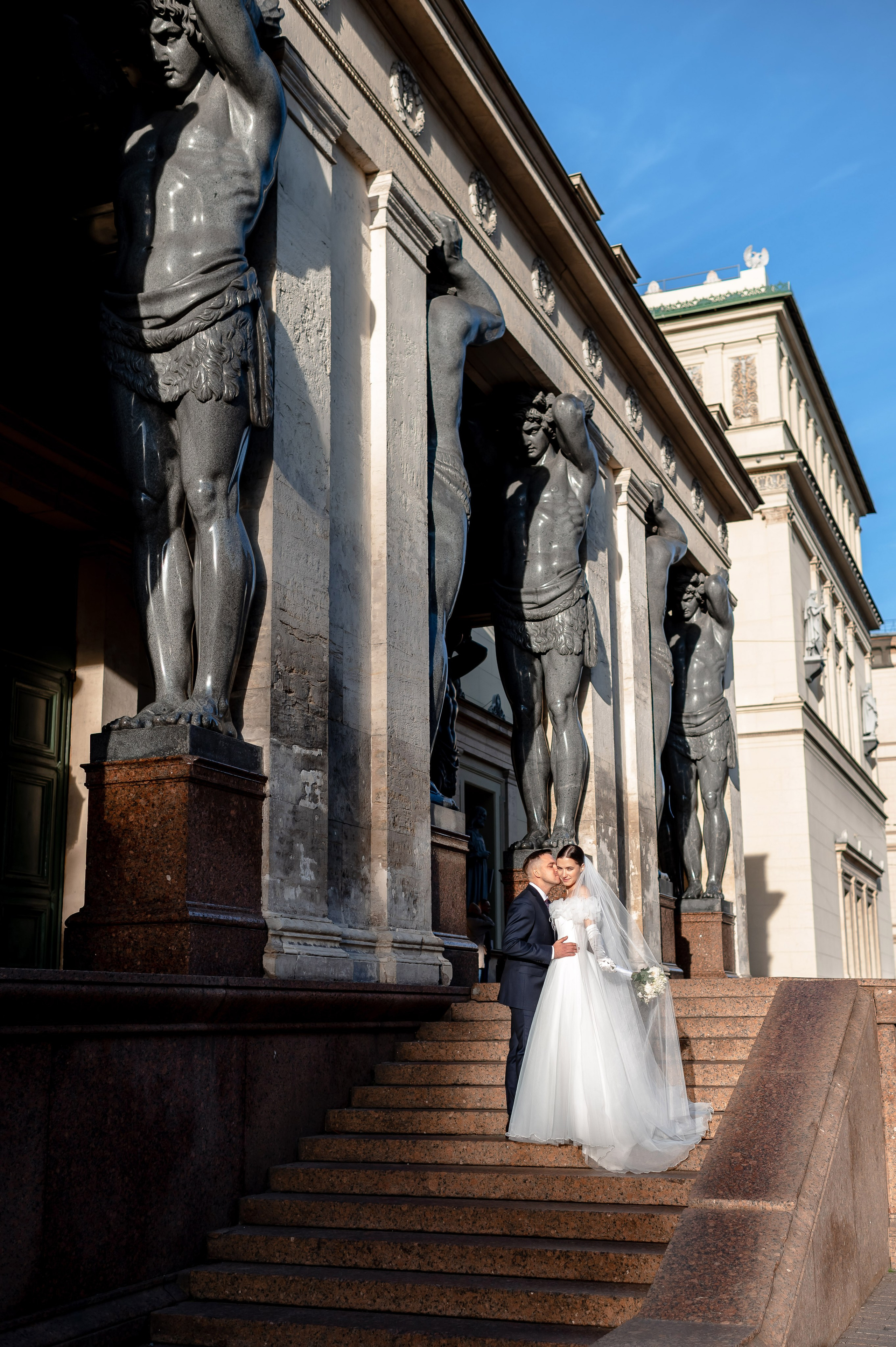 Осенняя великолепная свадебная прогулка жениха и невесты в октябре в Санкт-Петербурге в Михайловском парке и у Атлантов на Миллионной улице. Портретный, семейный и свадебный фотограф в Санкт-Петербурге и в Пушкине Ширяев Денис