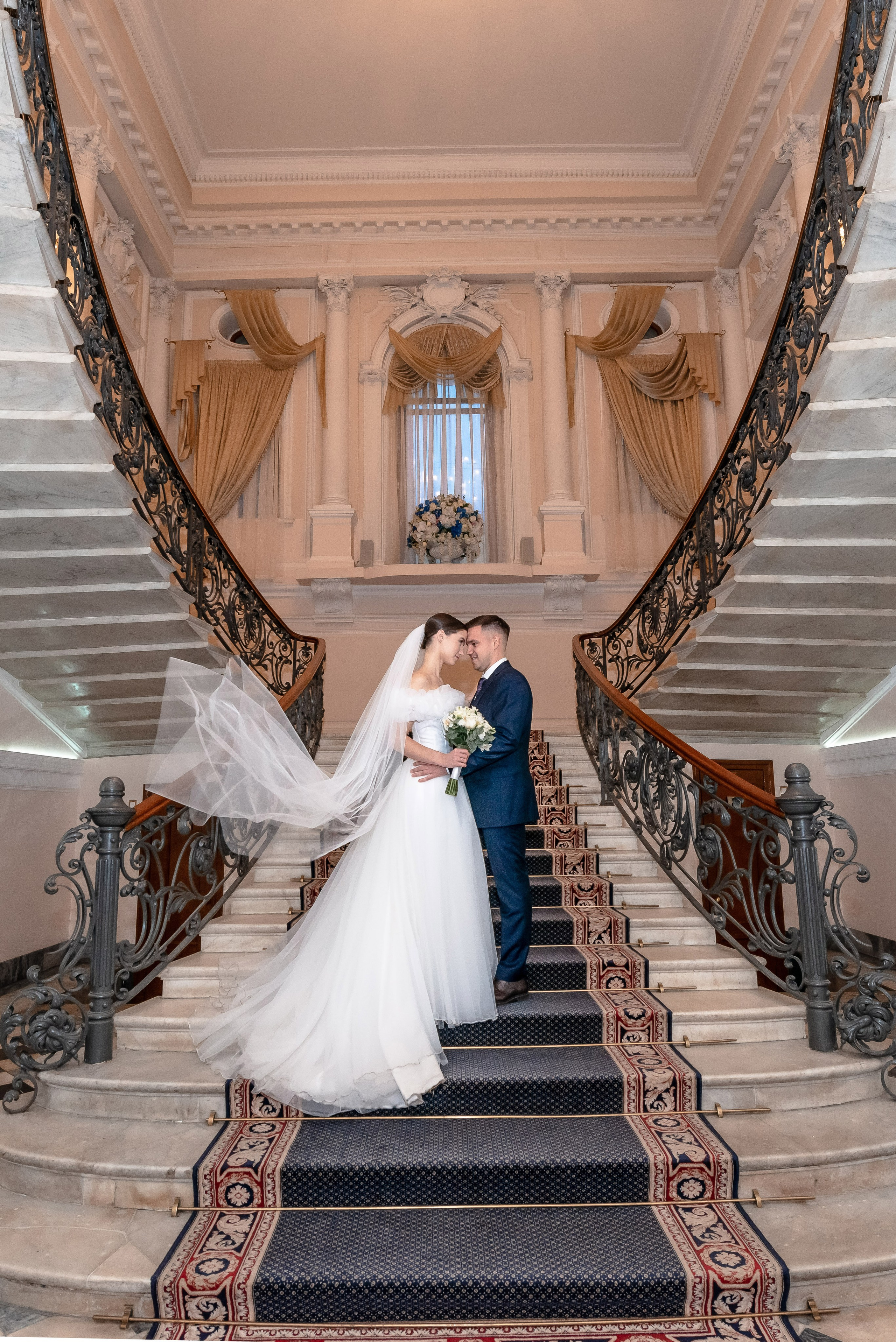 Осенняя великолепная свадебная прогулка жениха и невесты в октябре в Санкт-Петербурге в Михайловском парке и у Атлантов на Миллионной улице. Портретный, семейный и свадебный фотограф в Санкт-Петербурге и в Пушкине Ширяев Денис