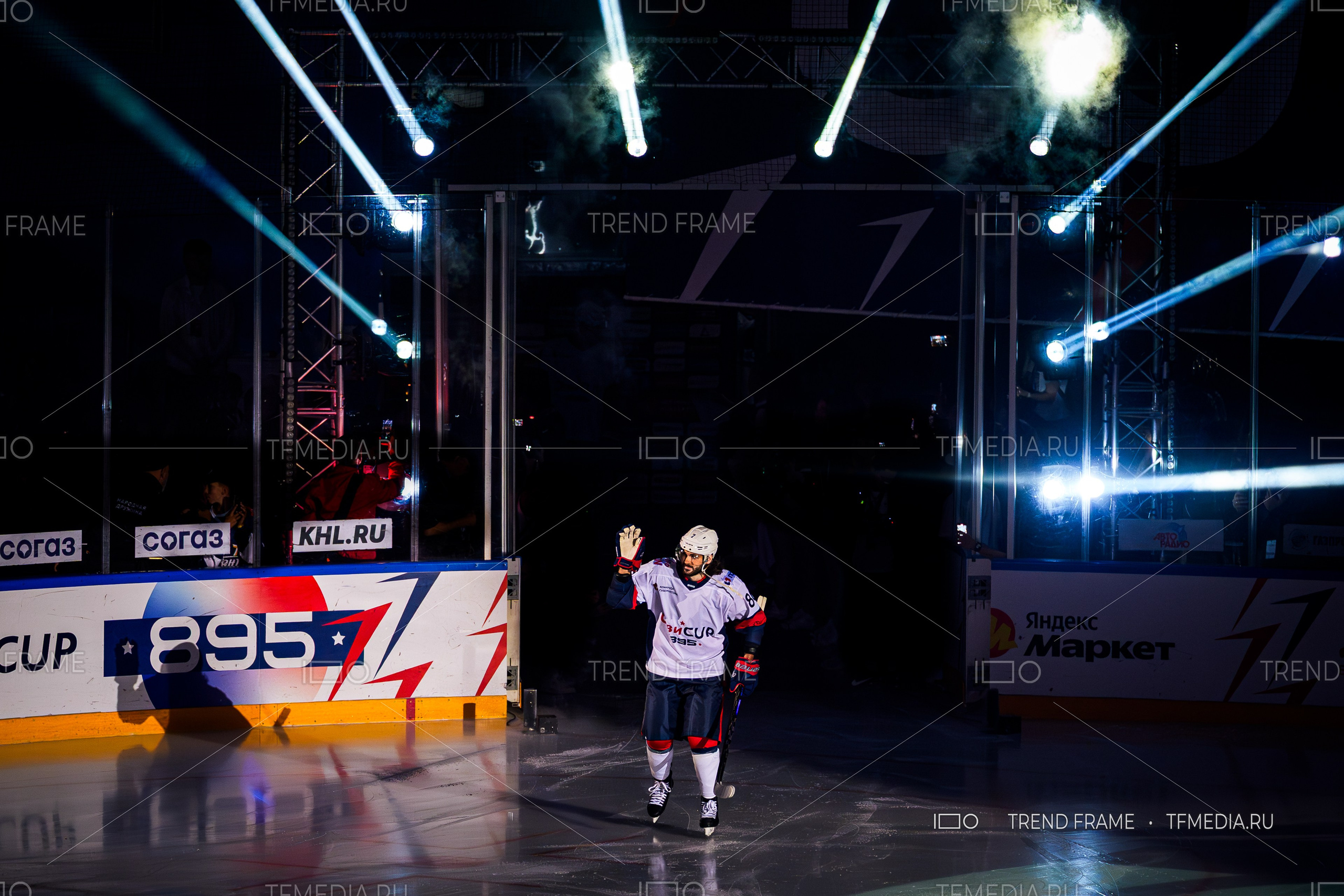 Кирилл Марченко выходит на лёд перед матчем Кубка Овечкина 2025 — фото TrendFrame.