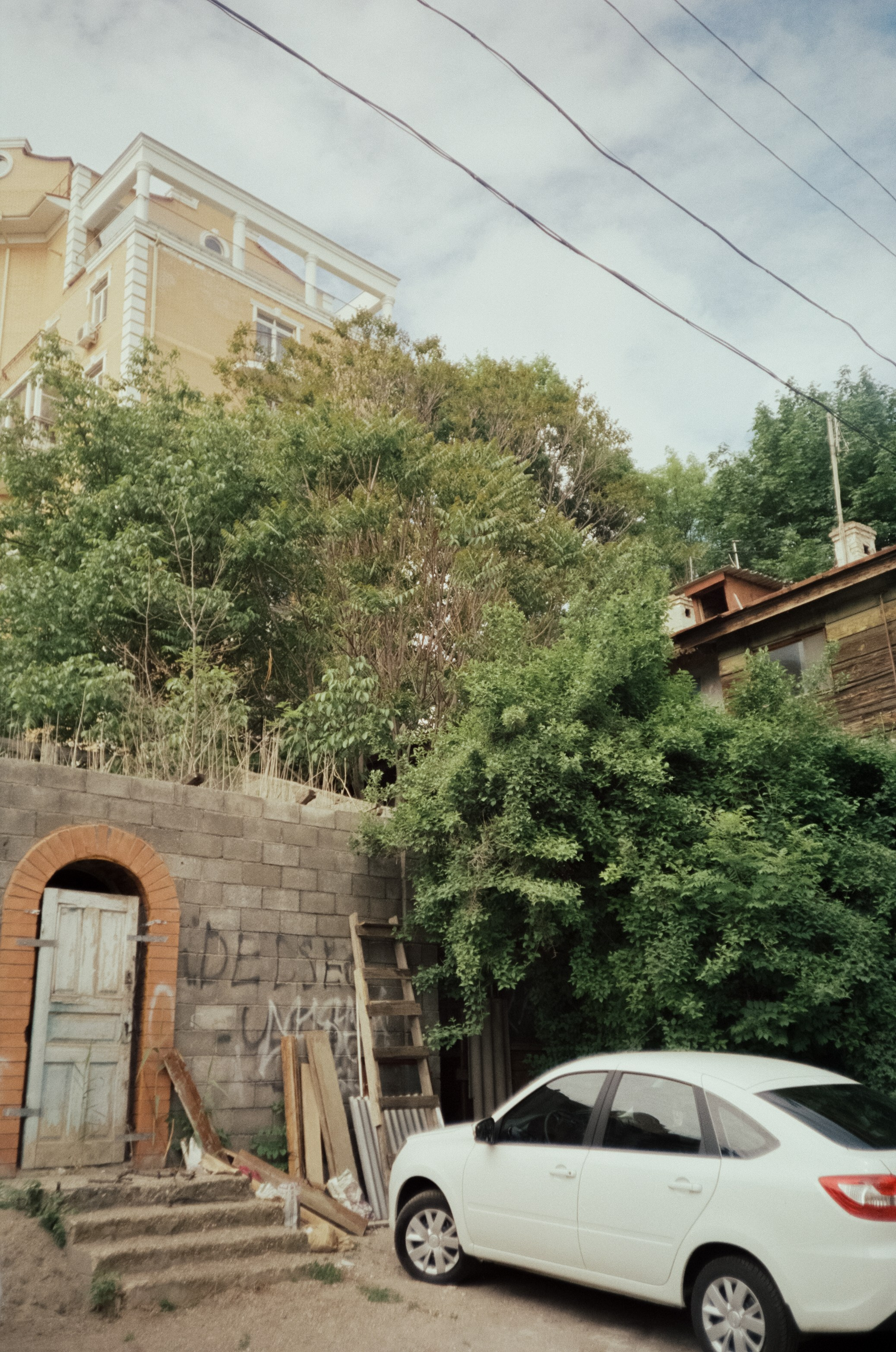 Стрит в Ессентуках. Дворики, дома и кот в окне. Фотограф-документалист Мария Осокина