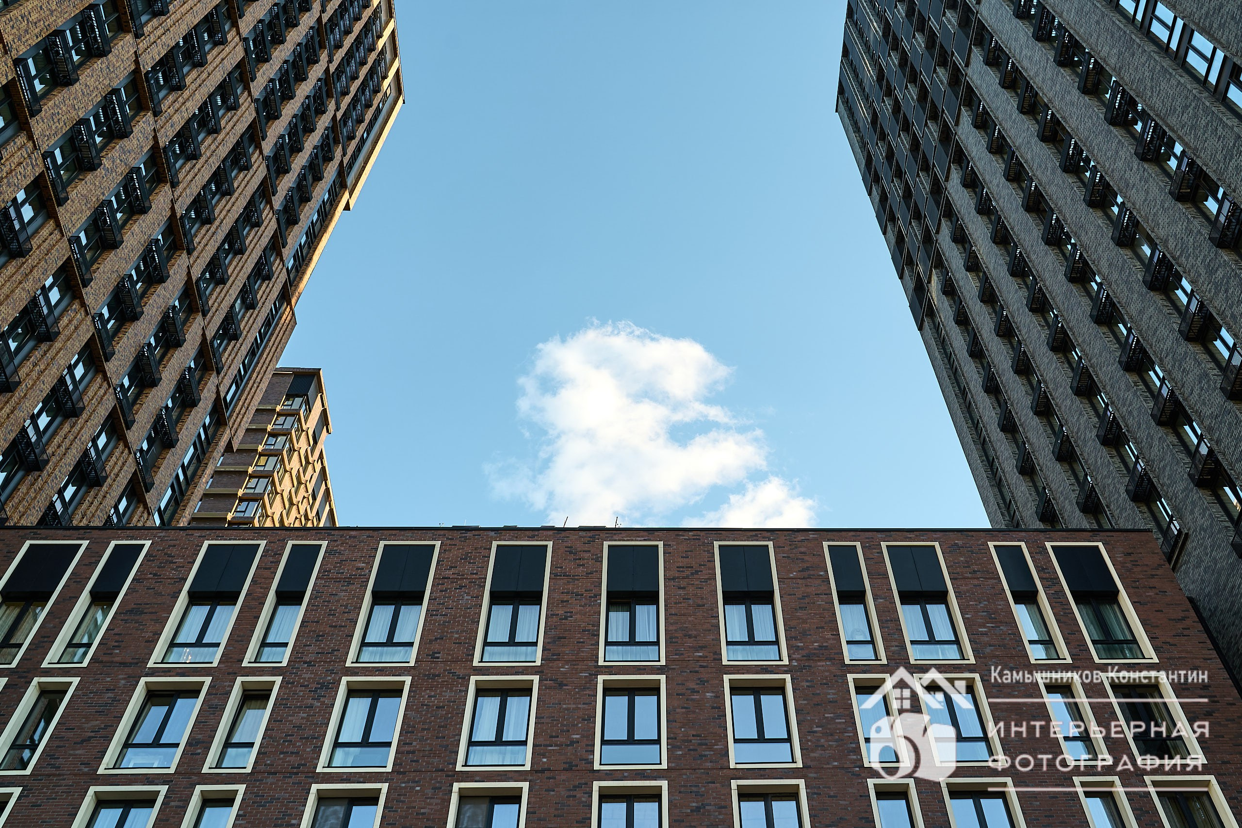 Архитектурное фото ЖК Метрополия, ракурс снизу, симметричный