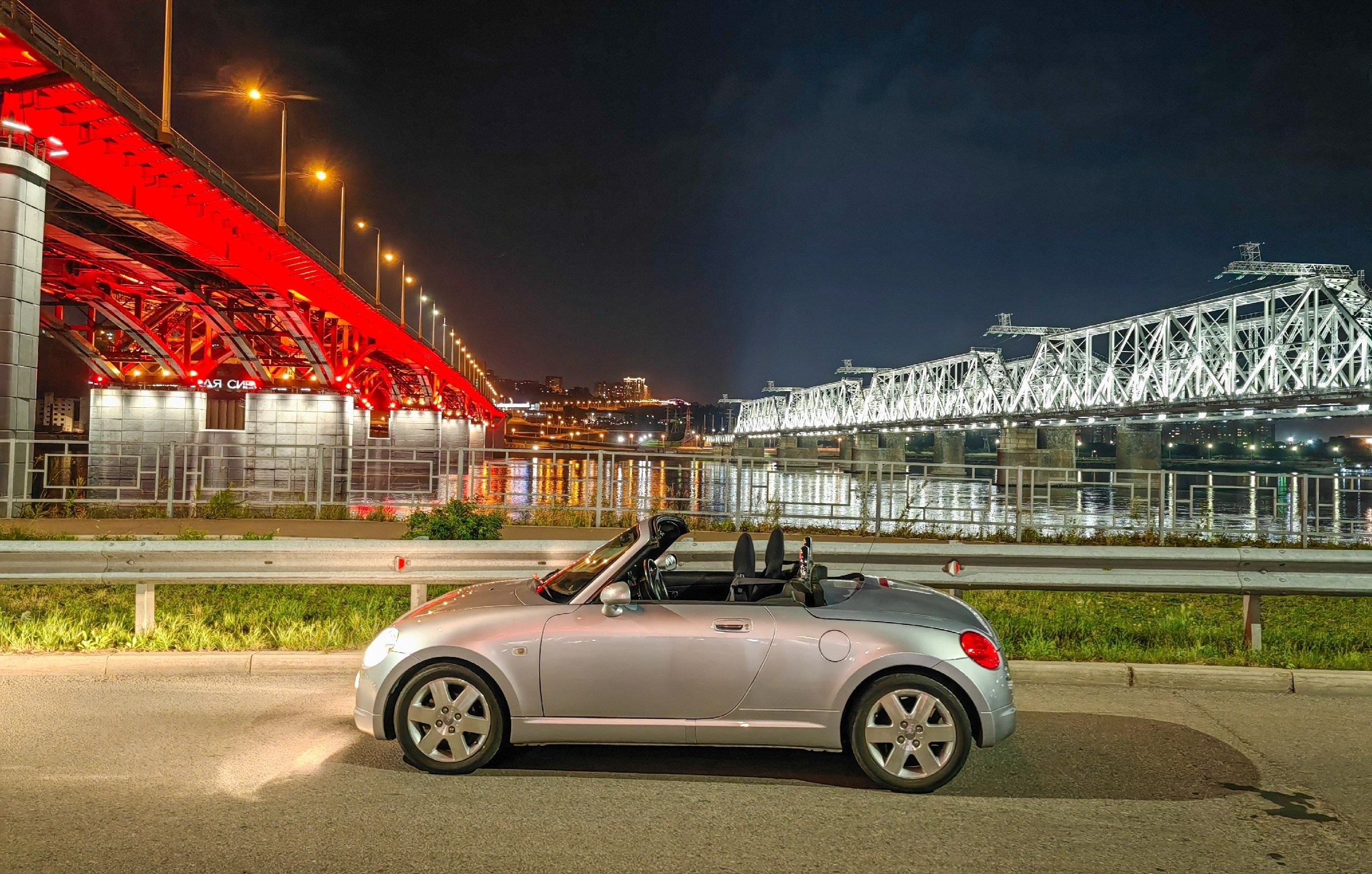 продам кабриолет красивый стильный Daihatsu Copen в Красноярске имиджевый автомобиль для девушки для мужчины классический родстер спортивный характер купить в Сибири надёжная тойота с крышей металлической складывается купить автомобиль фотосессия фотограф в Красноярске покататься прокат аренда