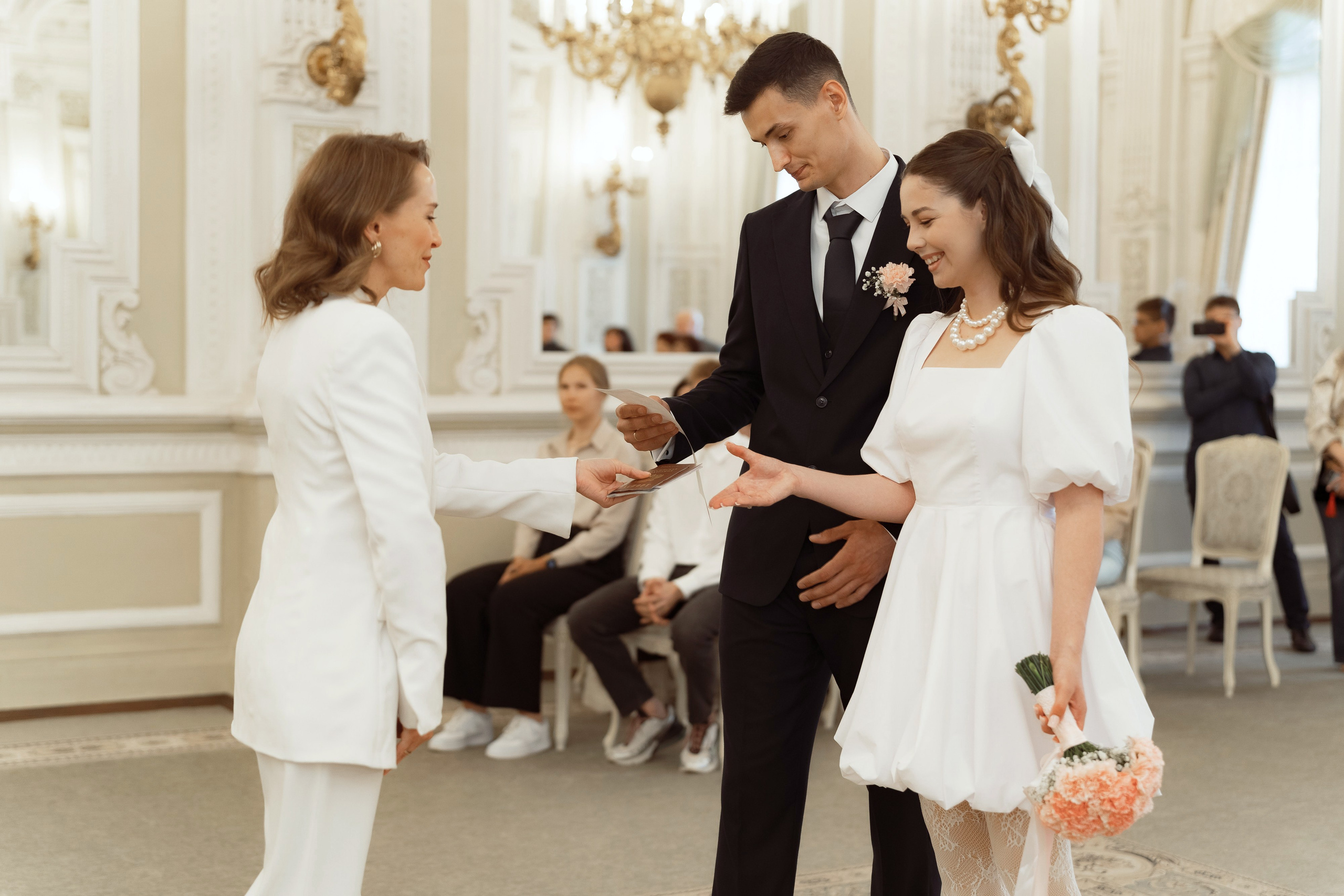 Жених получает свидетельство о браке, радостный момент свадебной церемонии