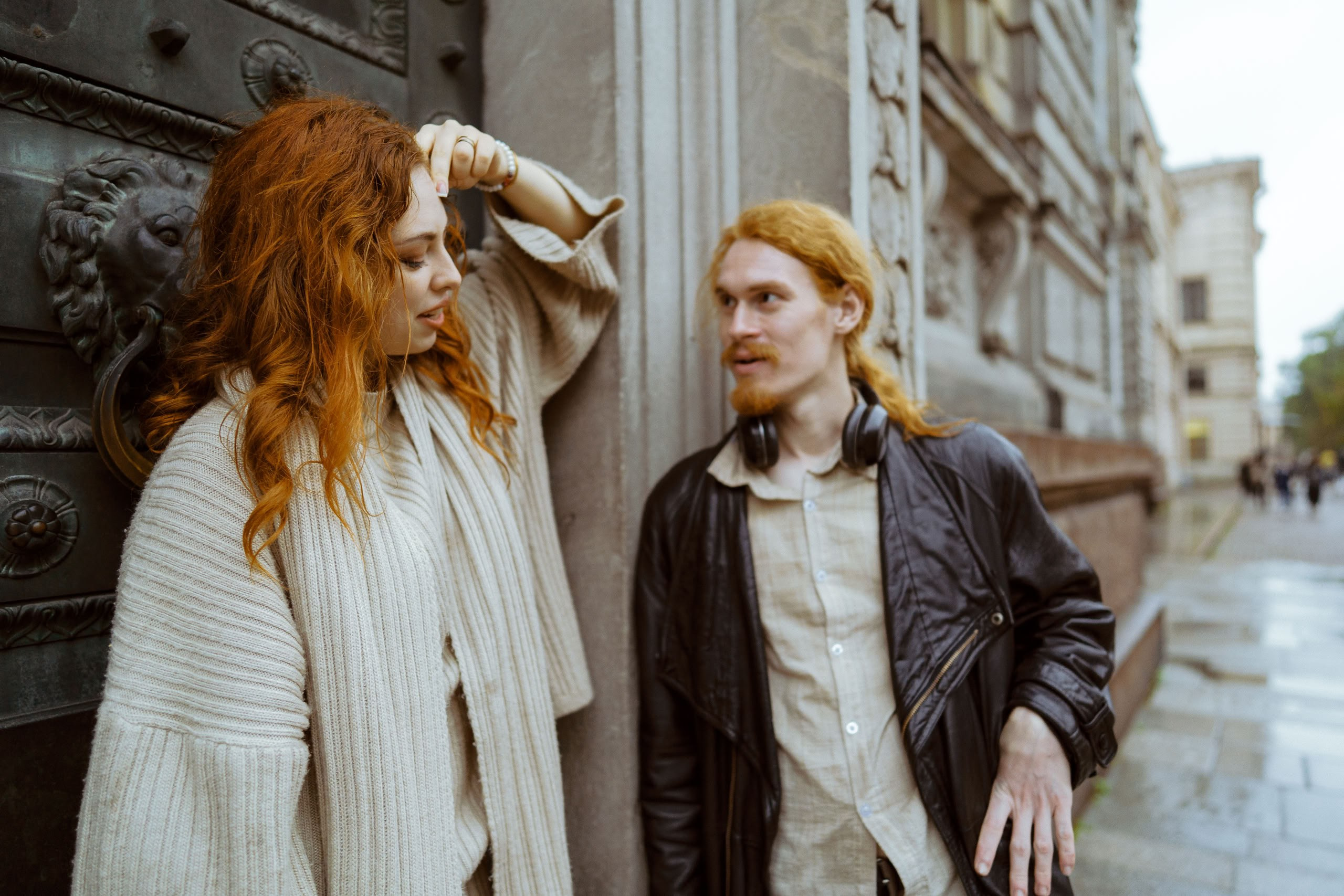 Крупный план у колонны: живой взгляд и близость