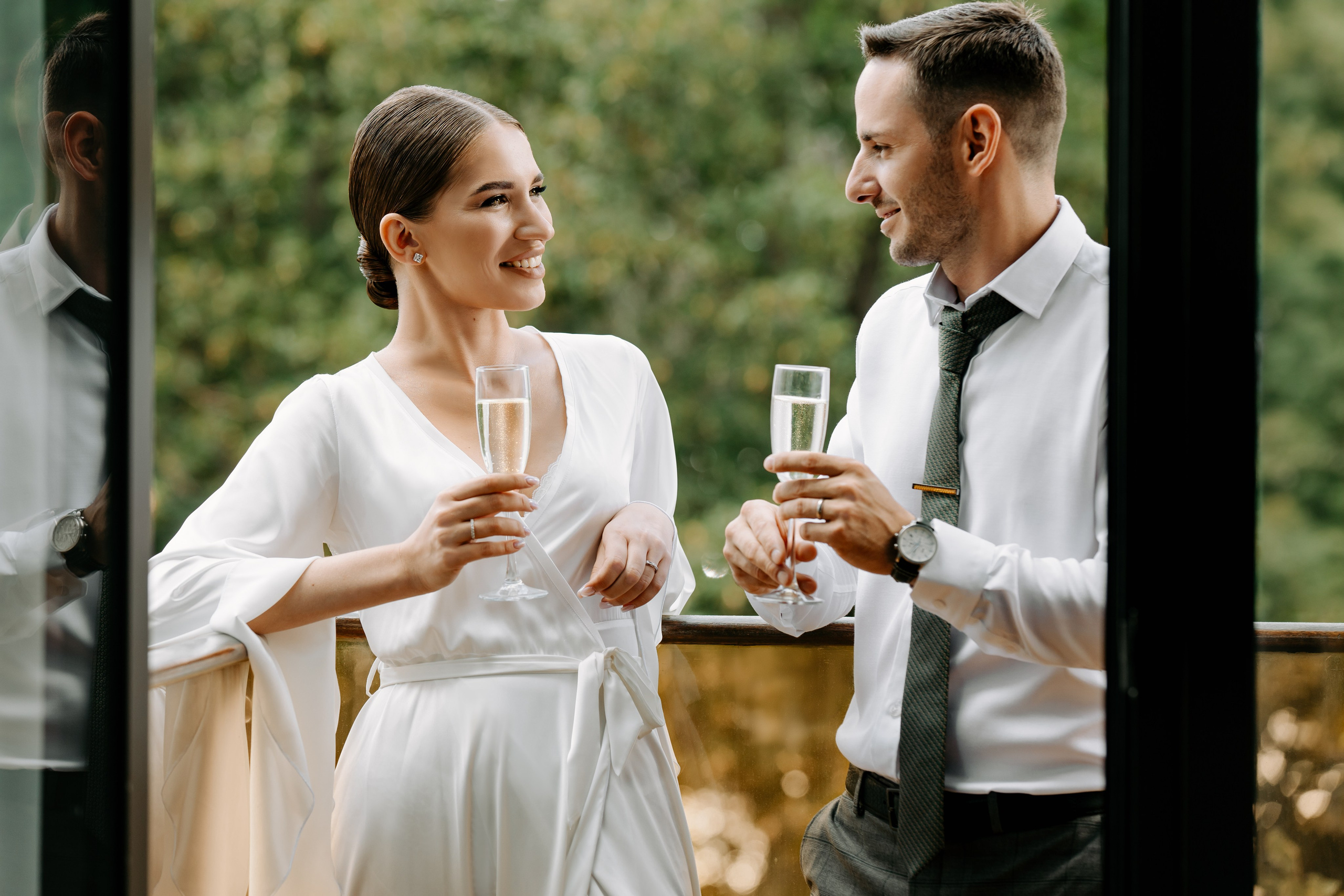 Фотосессия сборов жениха и невесты в номере отеля