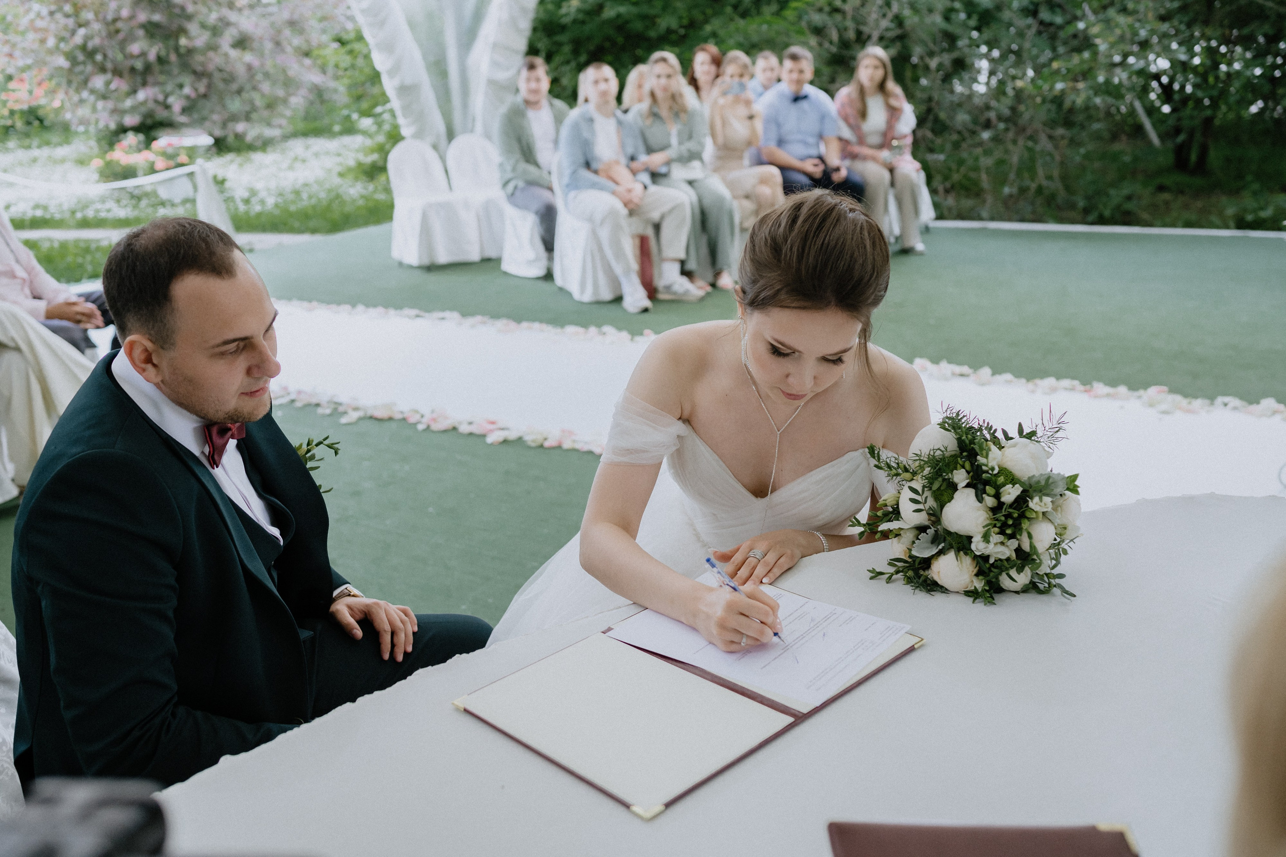 Невеста ставит подпись