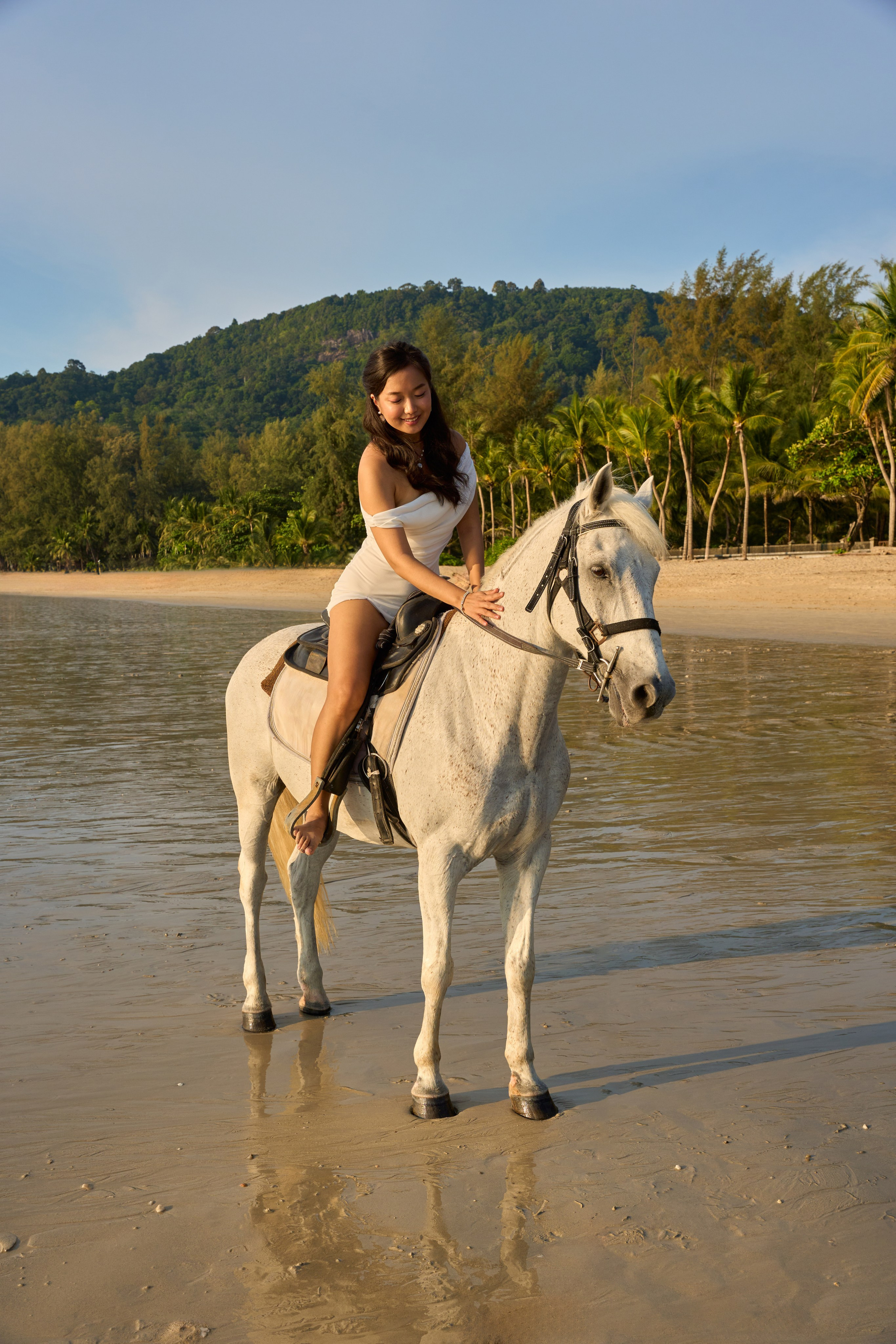 Фотосъемка на лошади у моря. Профессиональный фотограф на Пхукете Елена