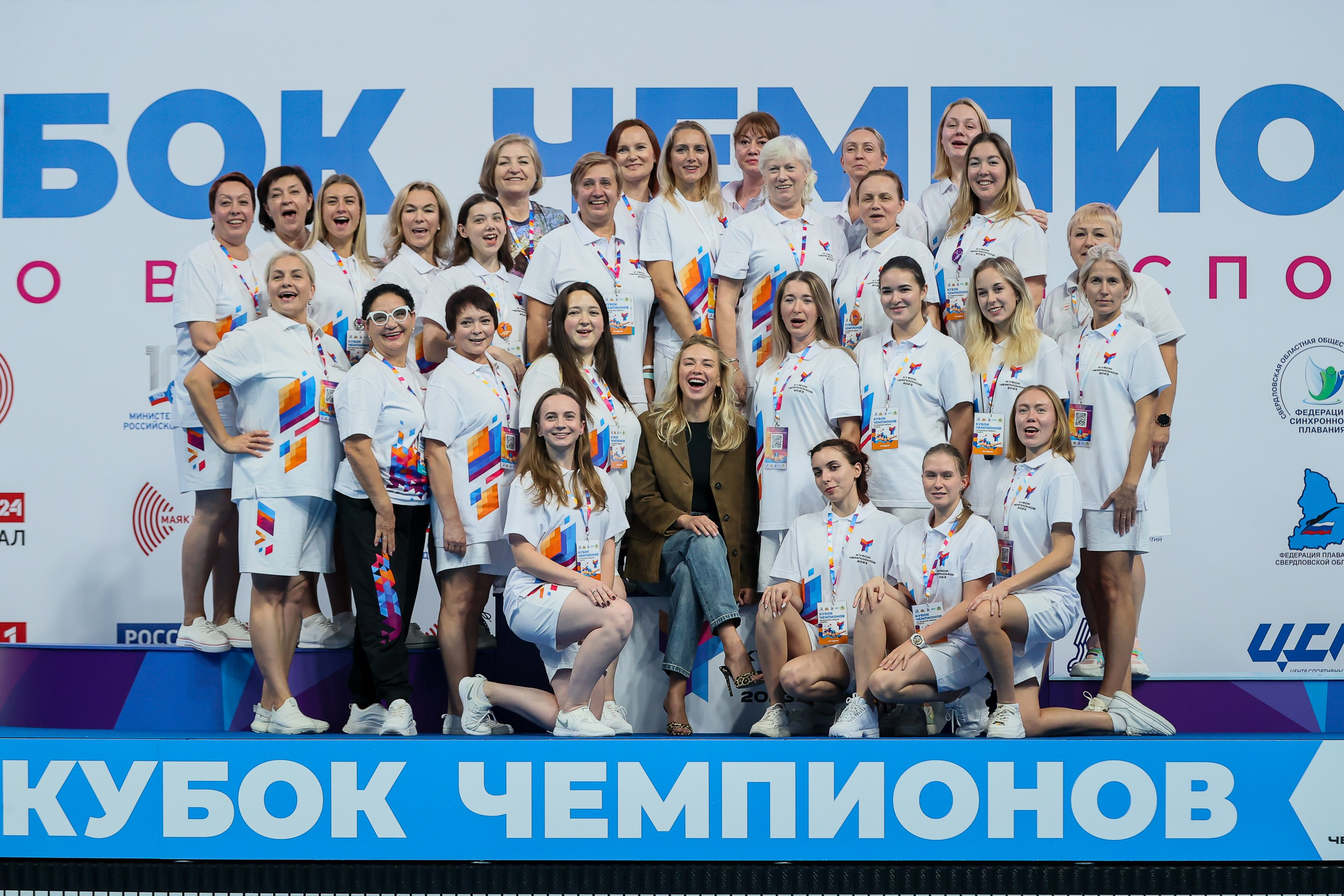 Судейская бригада соревнований по синхронному плаванию