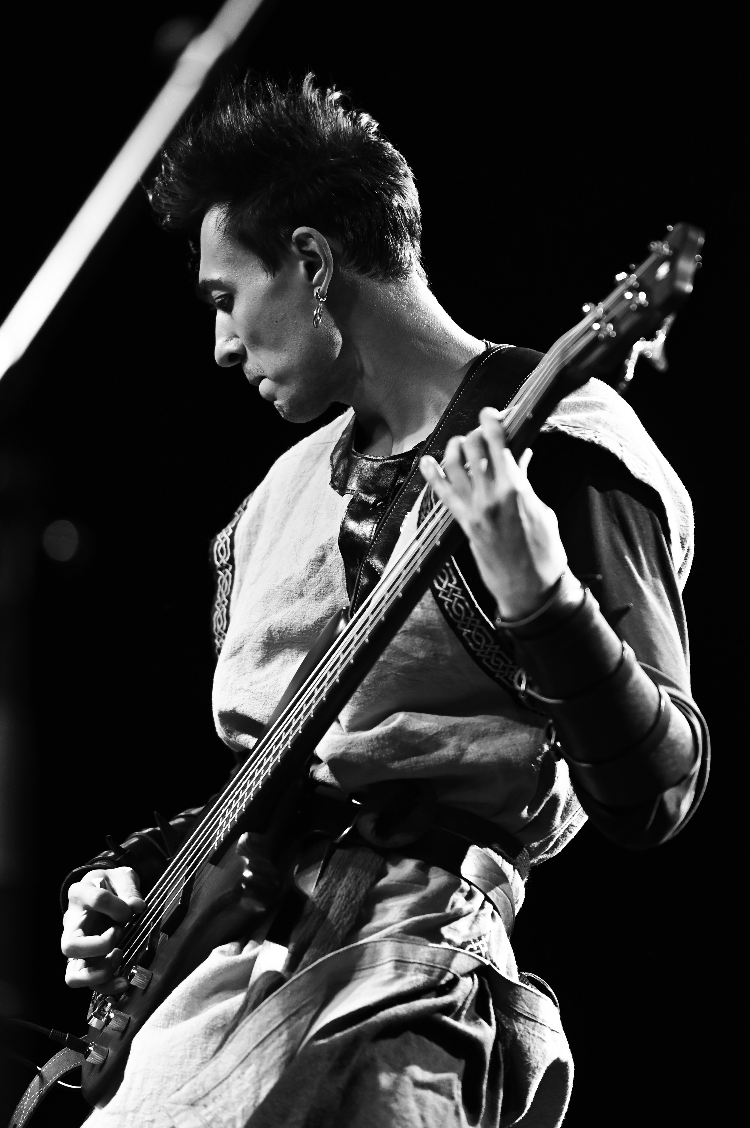 Крупный план музыканта на фестивальной сцене Болгара — репортажный кадр от казанского фотографа