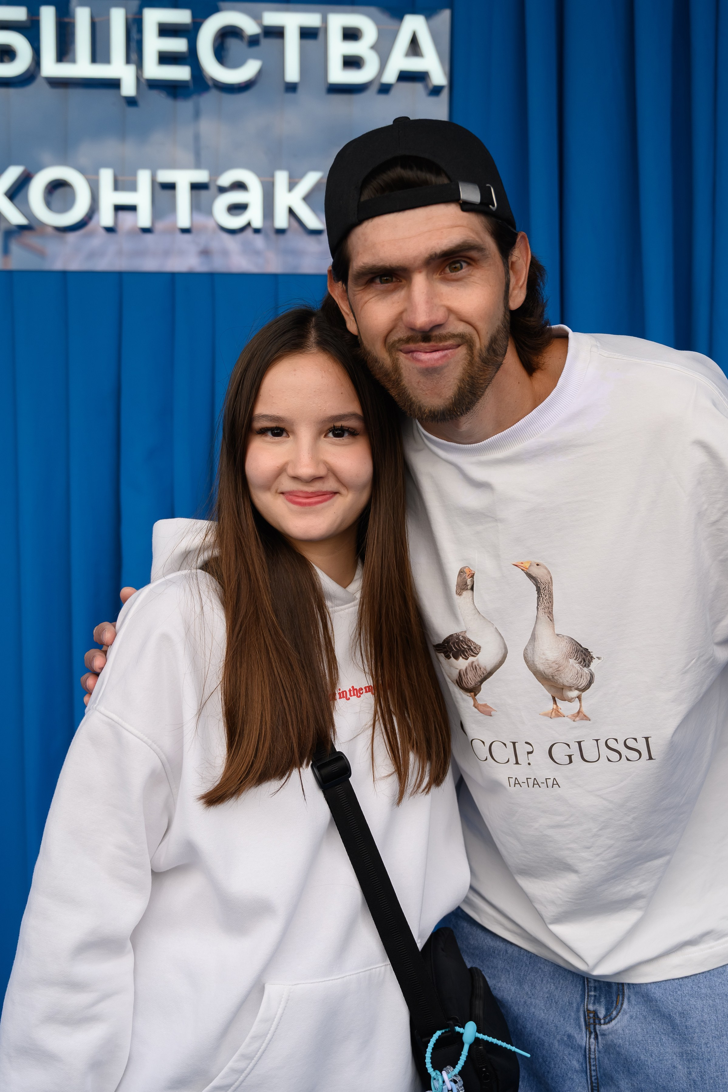 Блогеры позируют для фото в официальной зоне “Сообщества ВКонтакте”