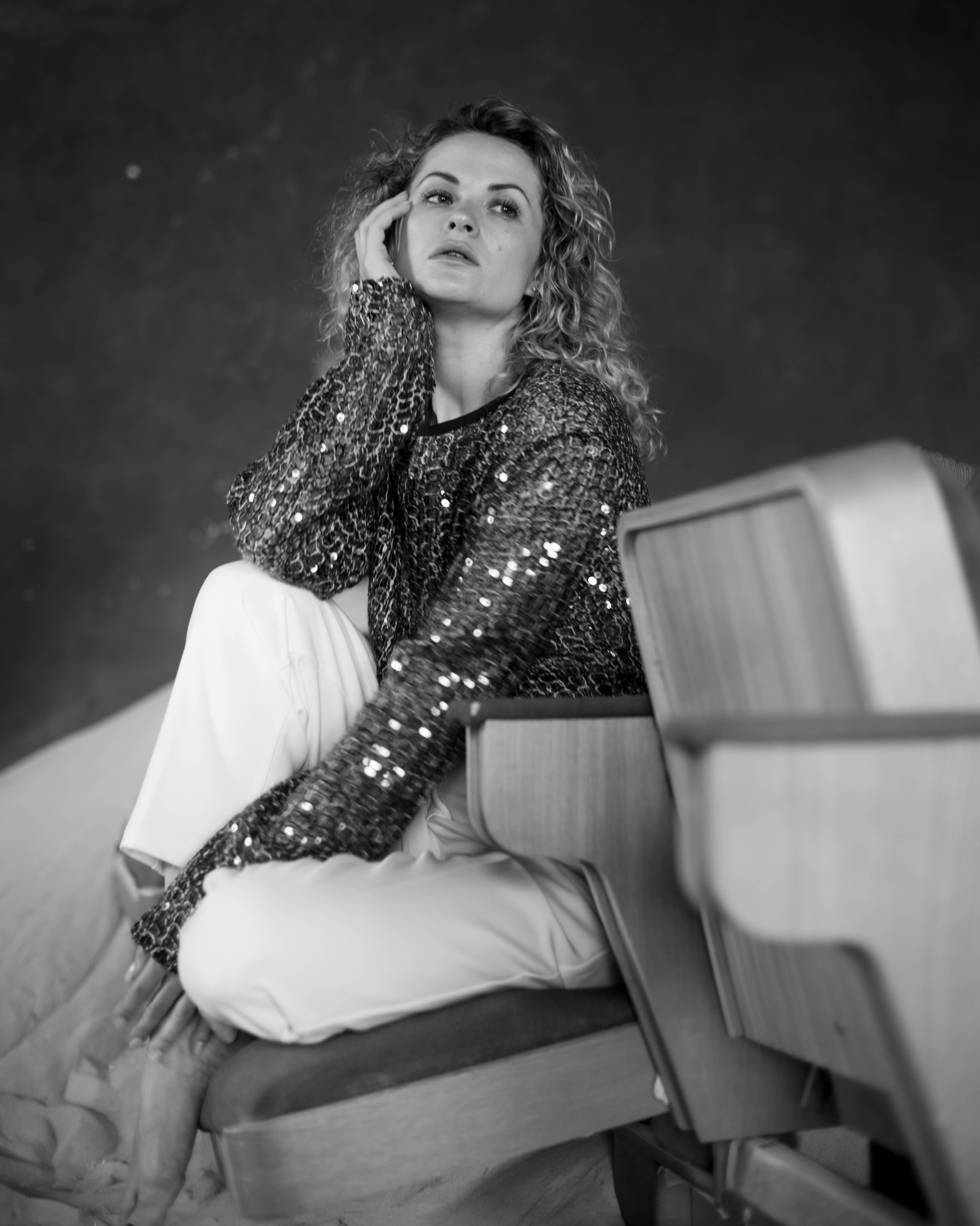 Юля. Женский фотограф. Создатель украшений ручной работы. Модель