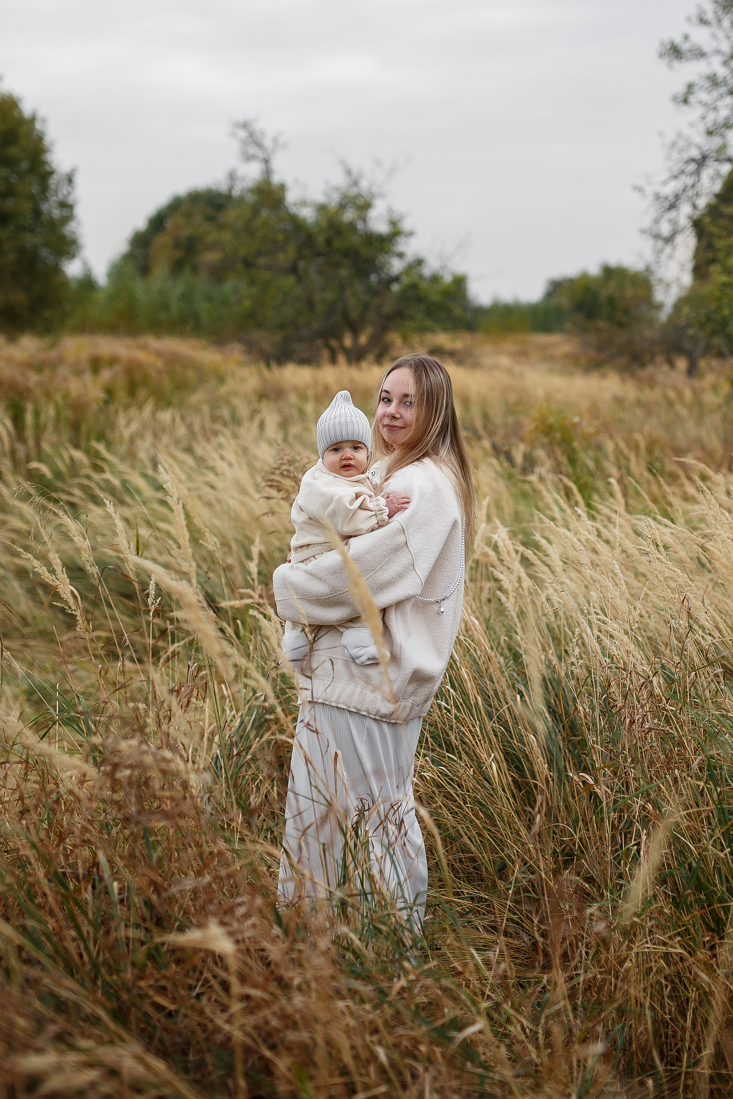 Мама и малыш, сад Свенского монастыря. Семейный фотограф в Брянске Александра Щербакова