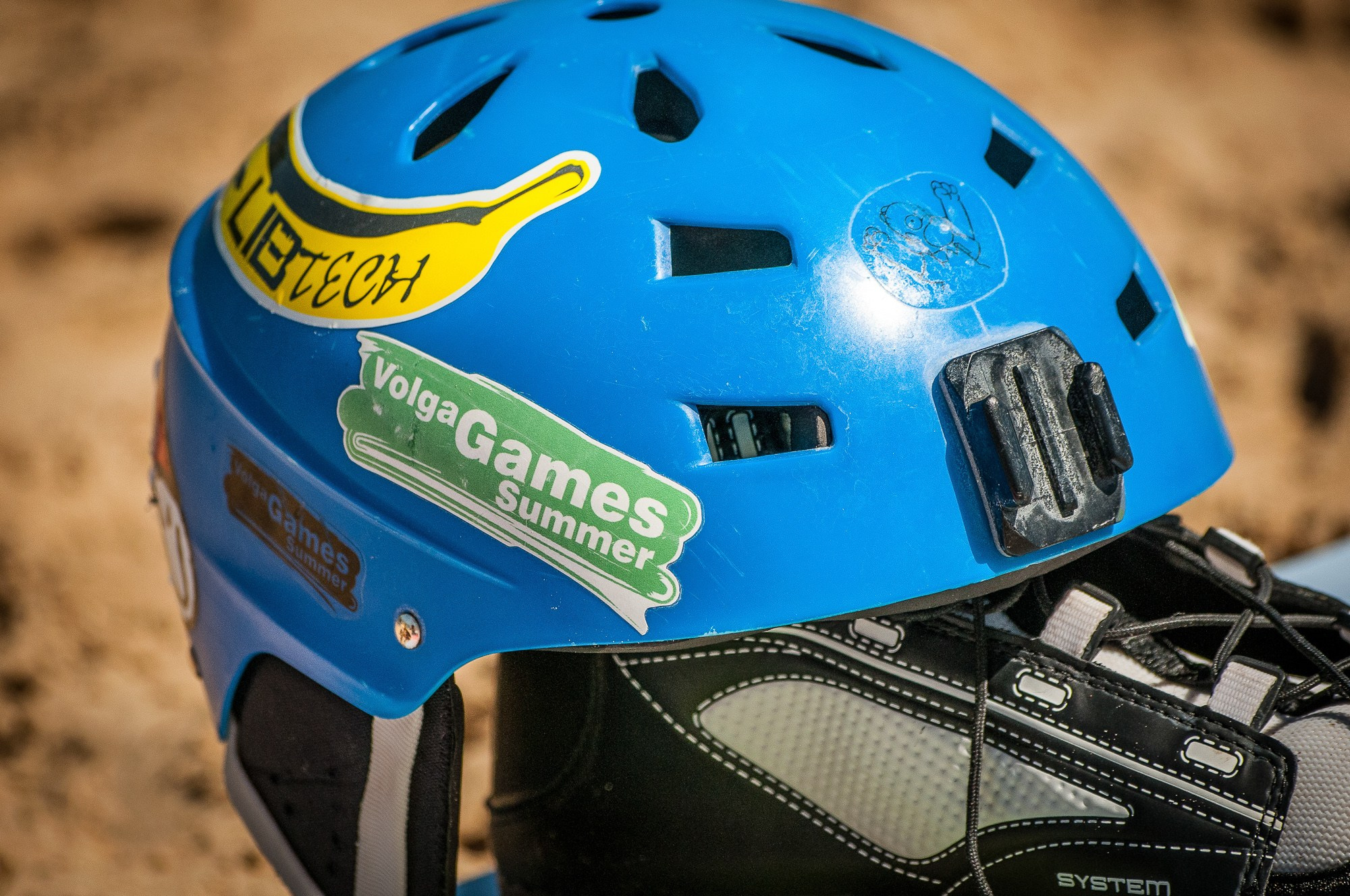 Синий шлем с надписью "Volga Games Summer"