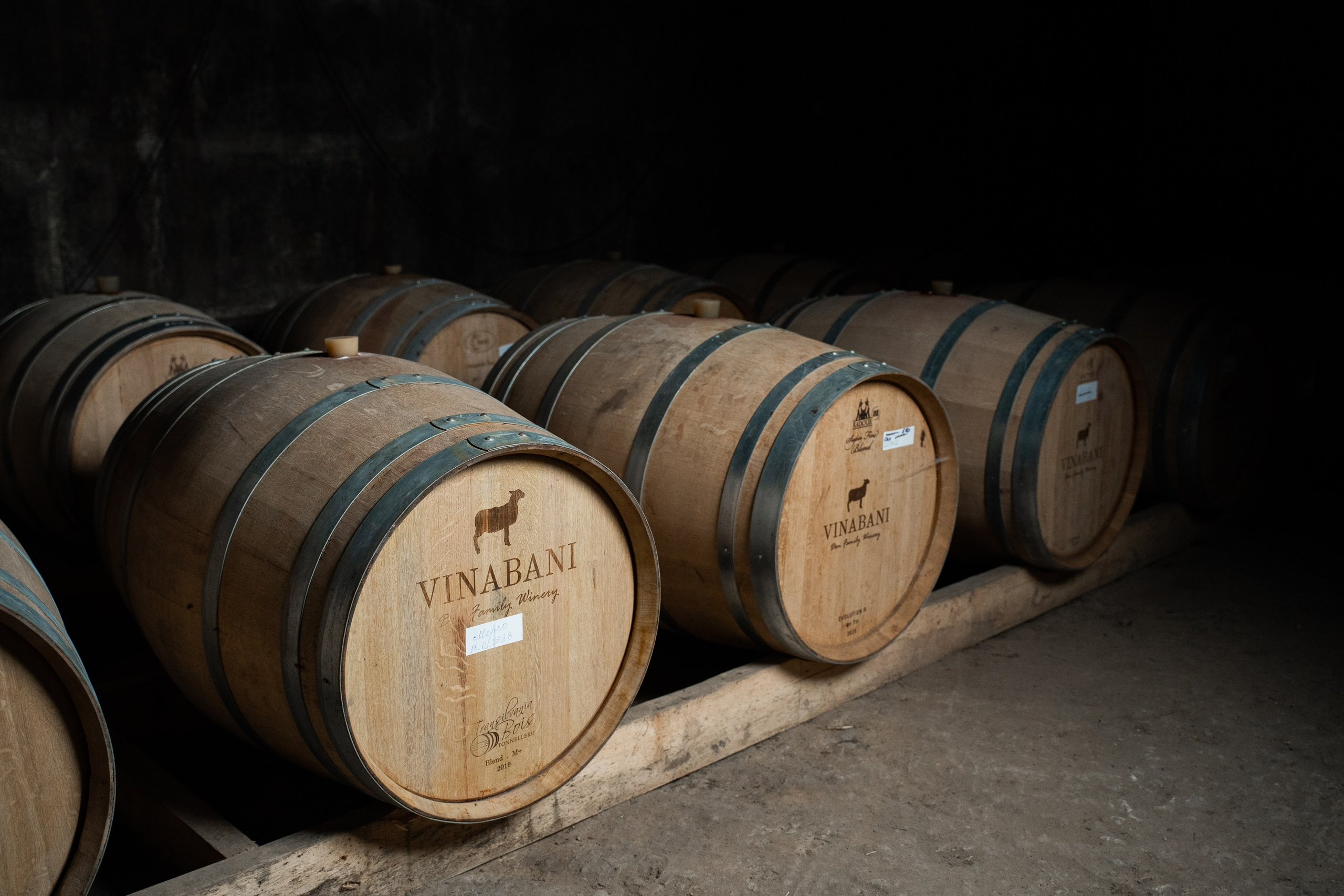 Винный погреб с дубовыми бочками