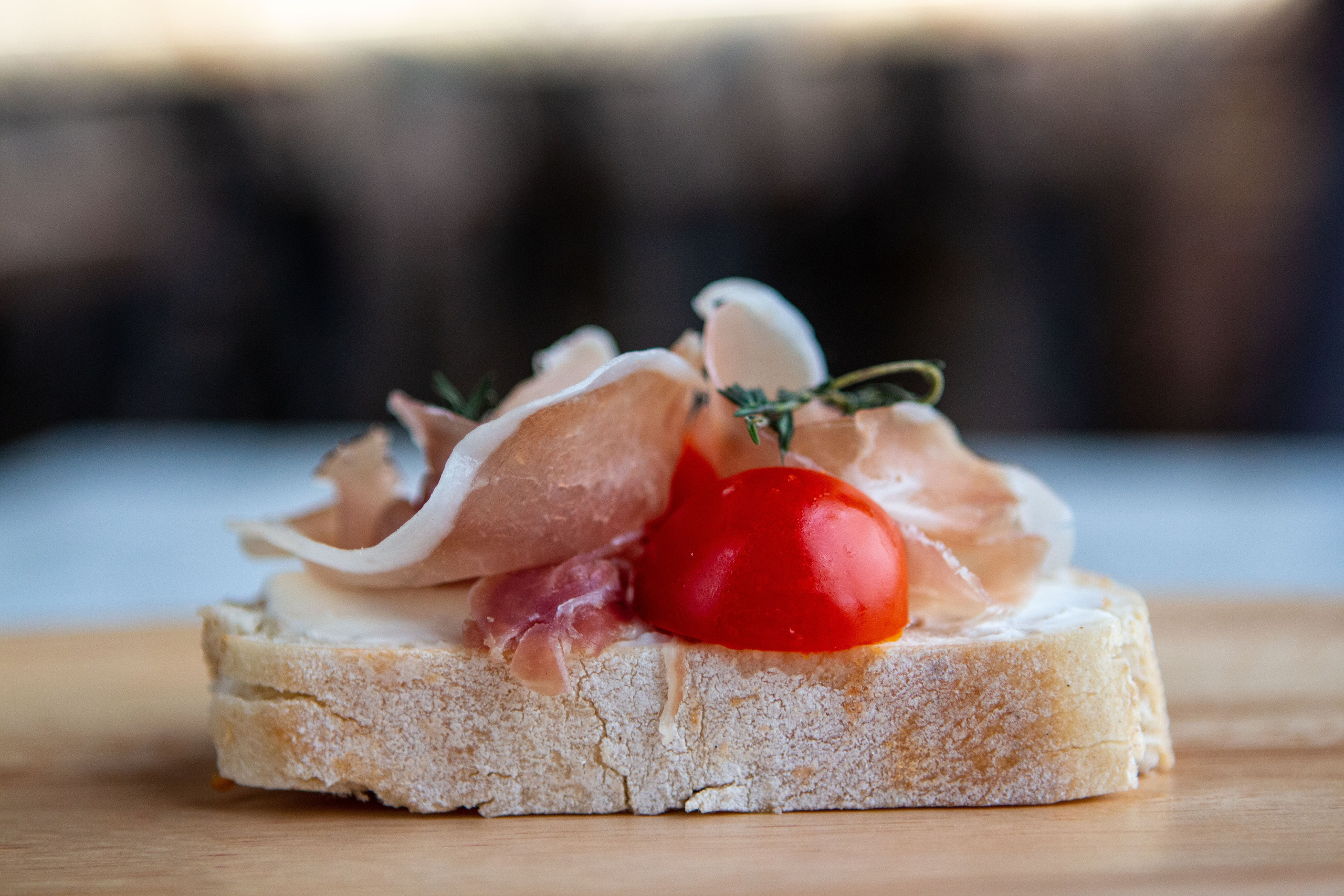 Хамон, томаты, сыр "Моцарелла" на хрустящем ломтике