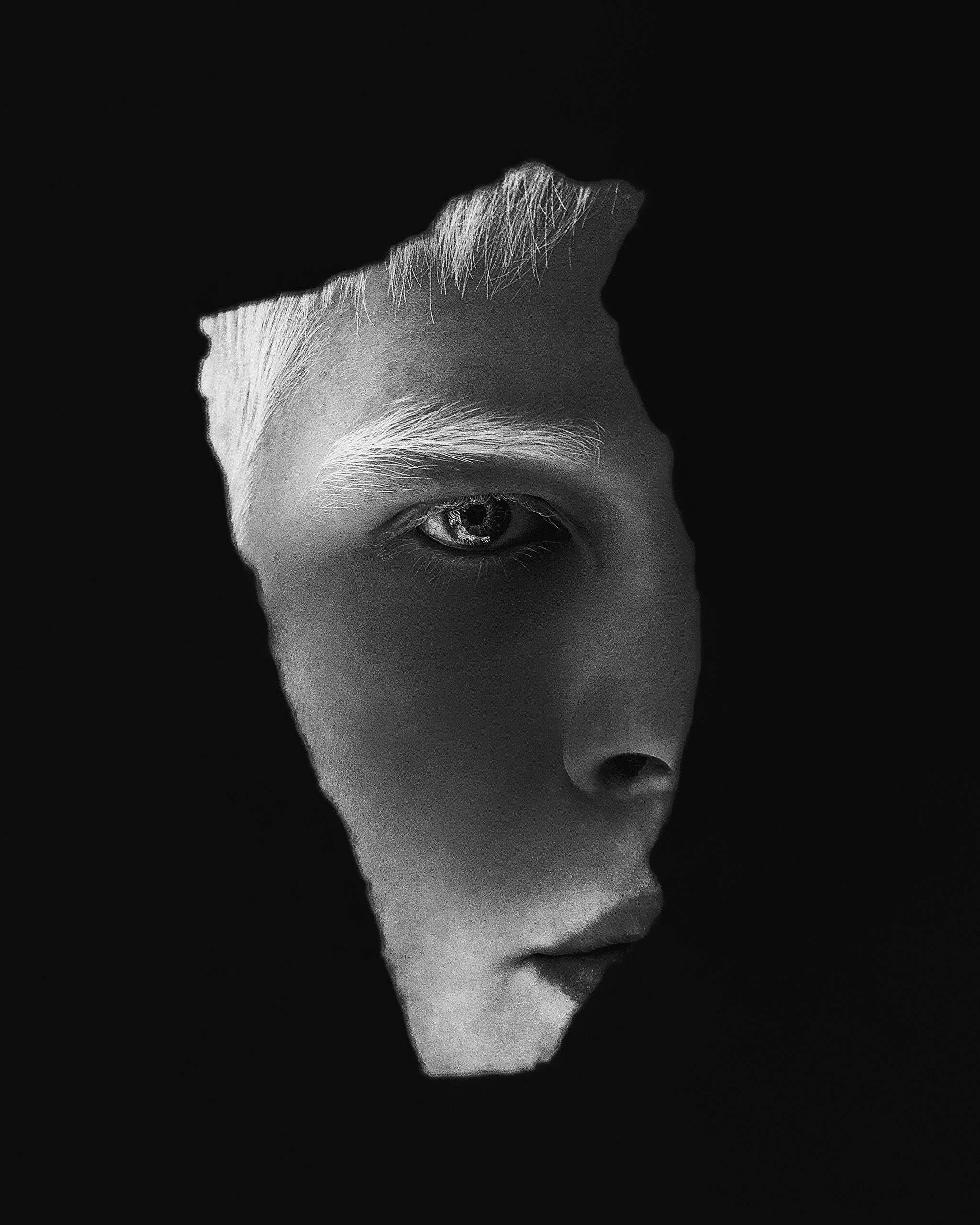 Мужской портрет через дыру в стене, альбинос смотрит в камеру через дырку в стене